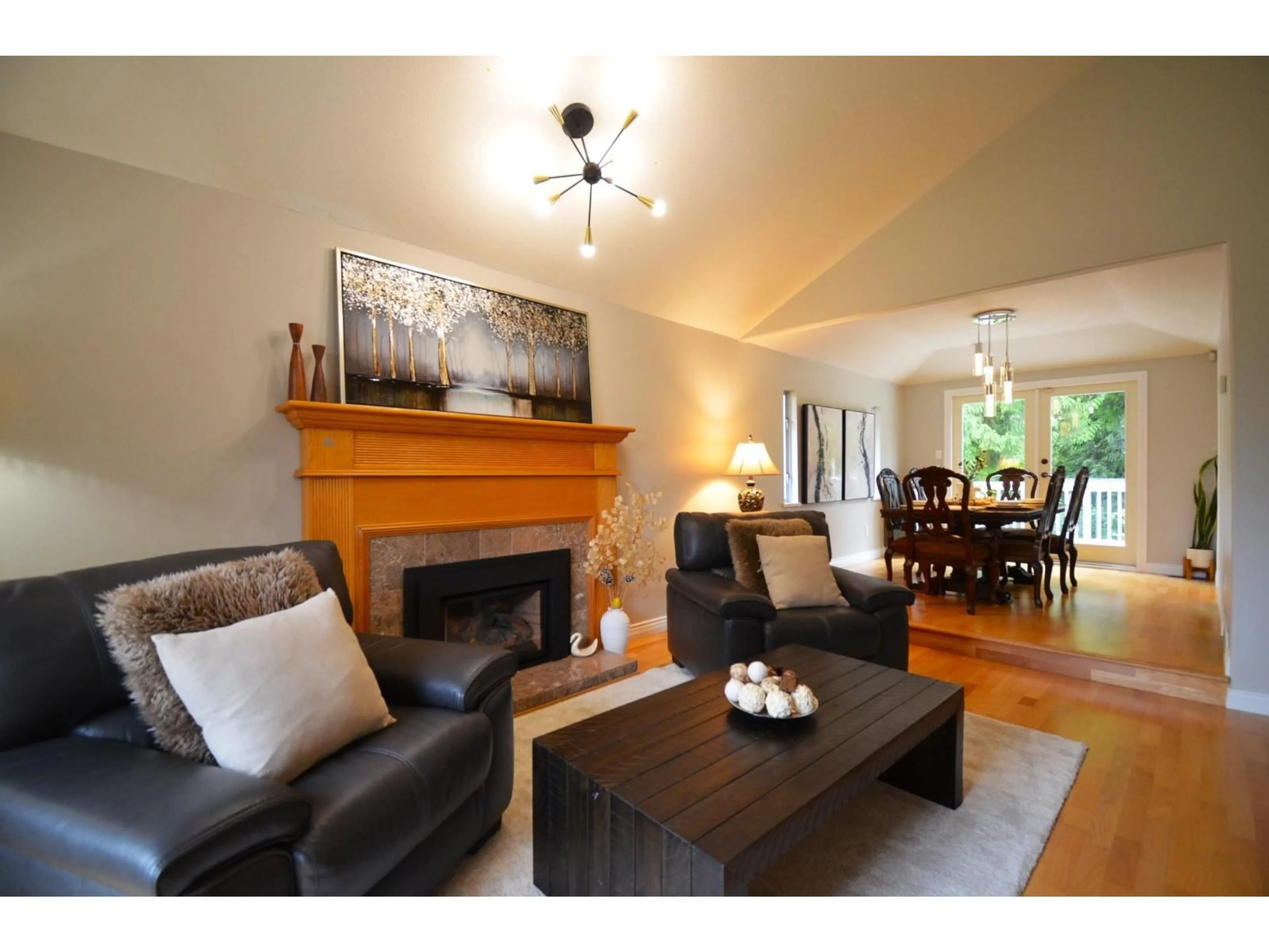 Living room with furniture, wood/laminate floor for 20530 96B AVENUE, Langley British Columbia V1M2H4