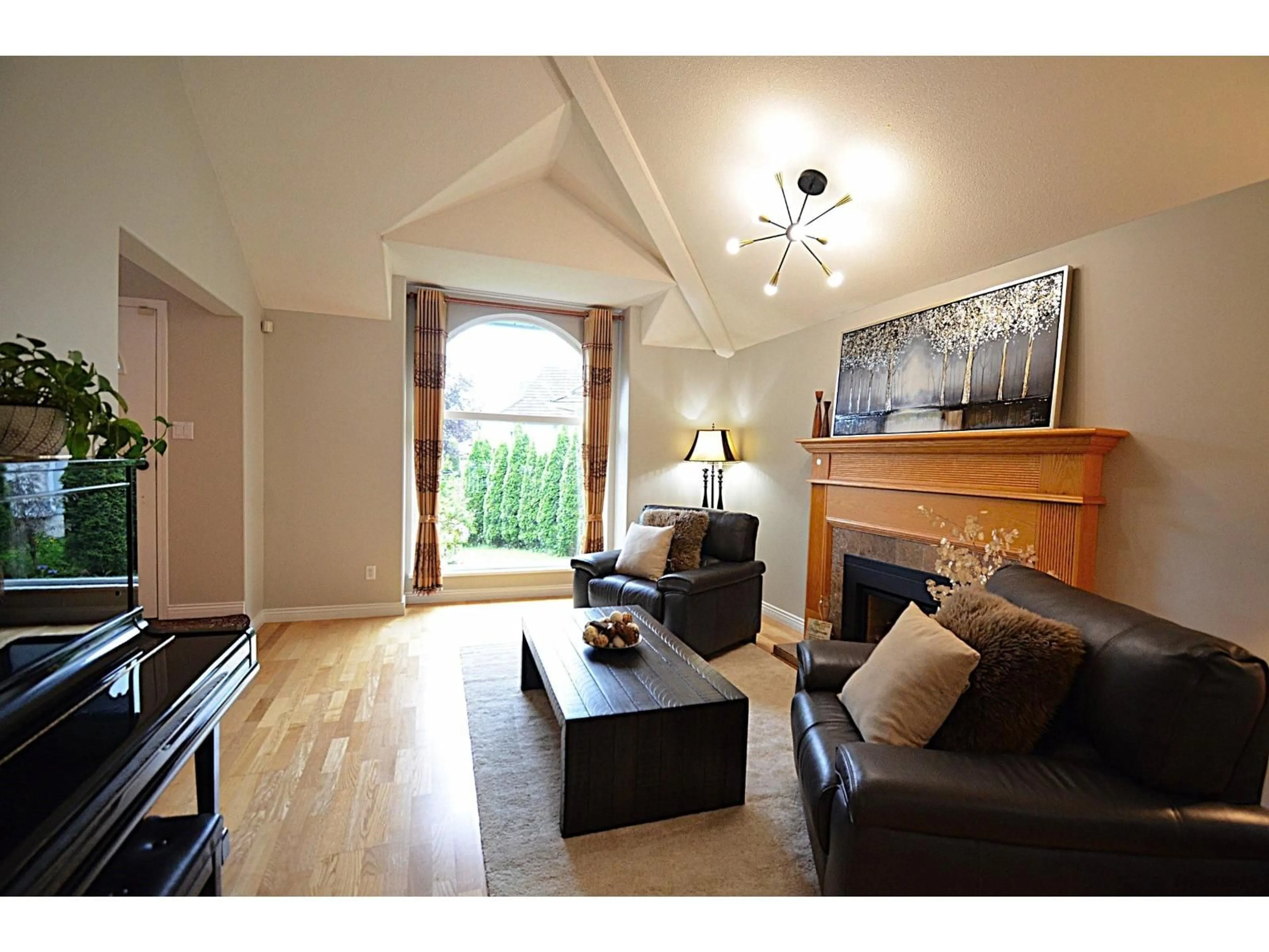 Living room with furniture, wood/laminate floor for 20530 96B AVENUE, Langley British Columbia V1M2H4