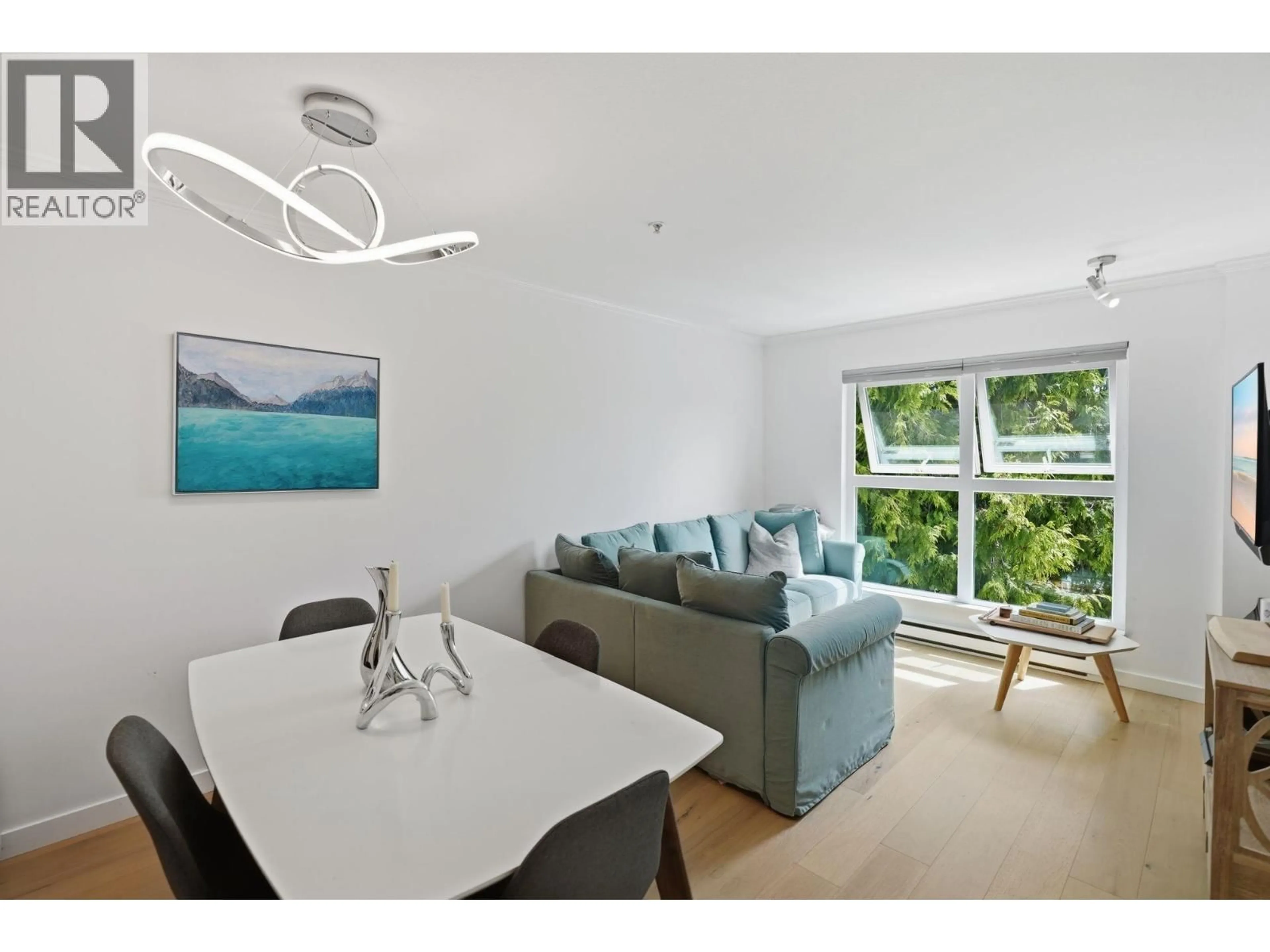 Living room with furniture, wood/laminate floor for 2510 4TH AVENUE, Vancouver British Columbia V6K1P6