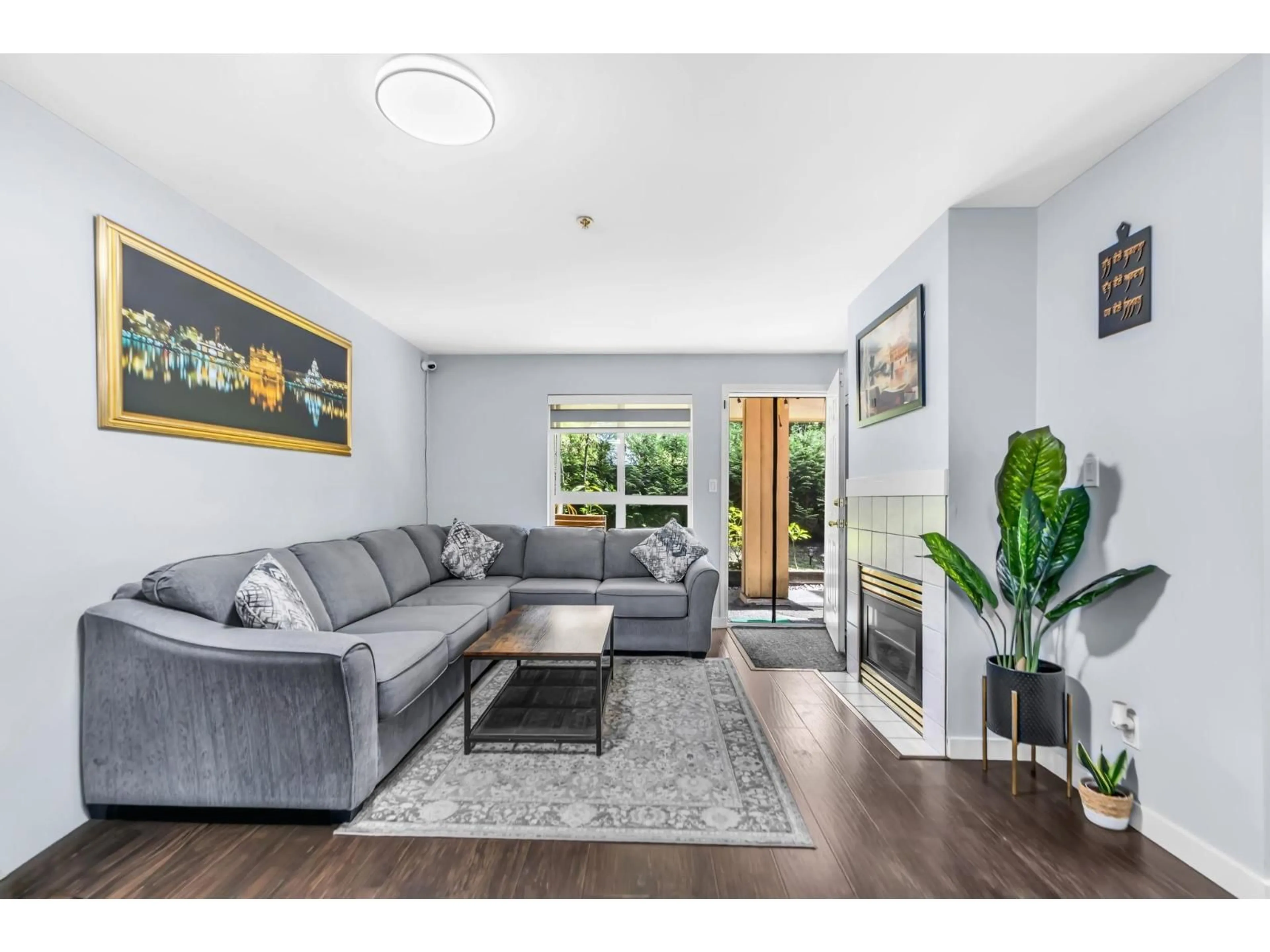 Living room with furniture, wood/laminate floor for 19 - 9977 138 STREET, Surrey British Columbia V3T5E4