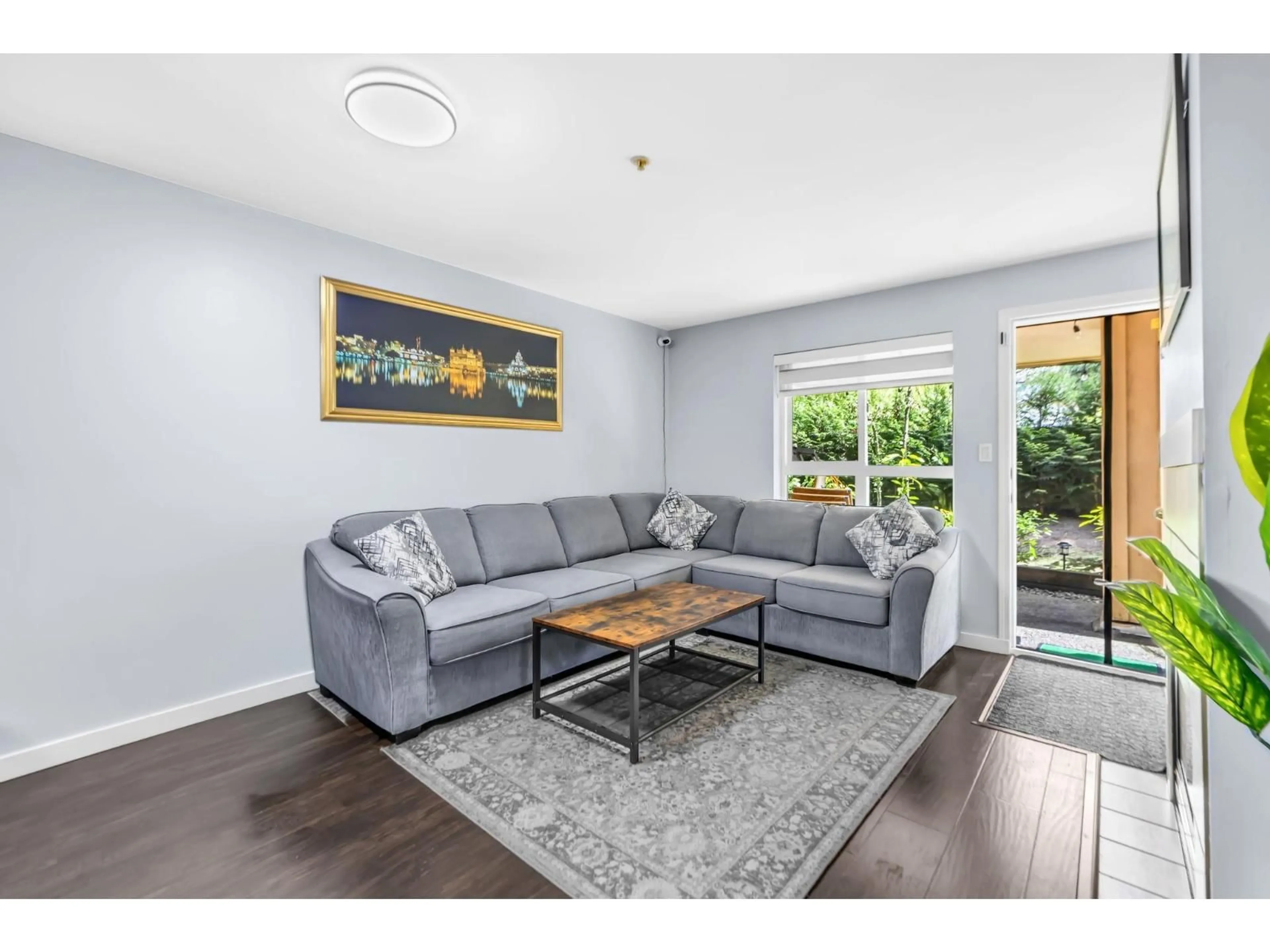 Living room with furniture, wood/laminate floor for 19 - 9977 138 STREET, Surrey British Columbia V3T5E4