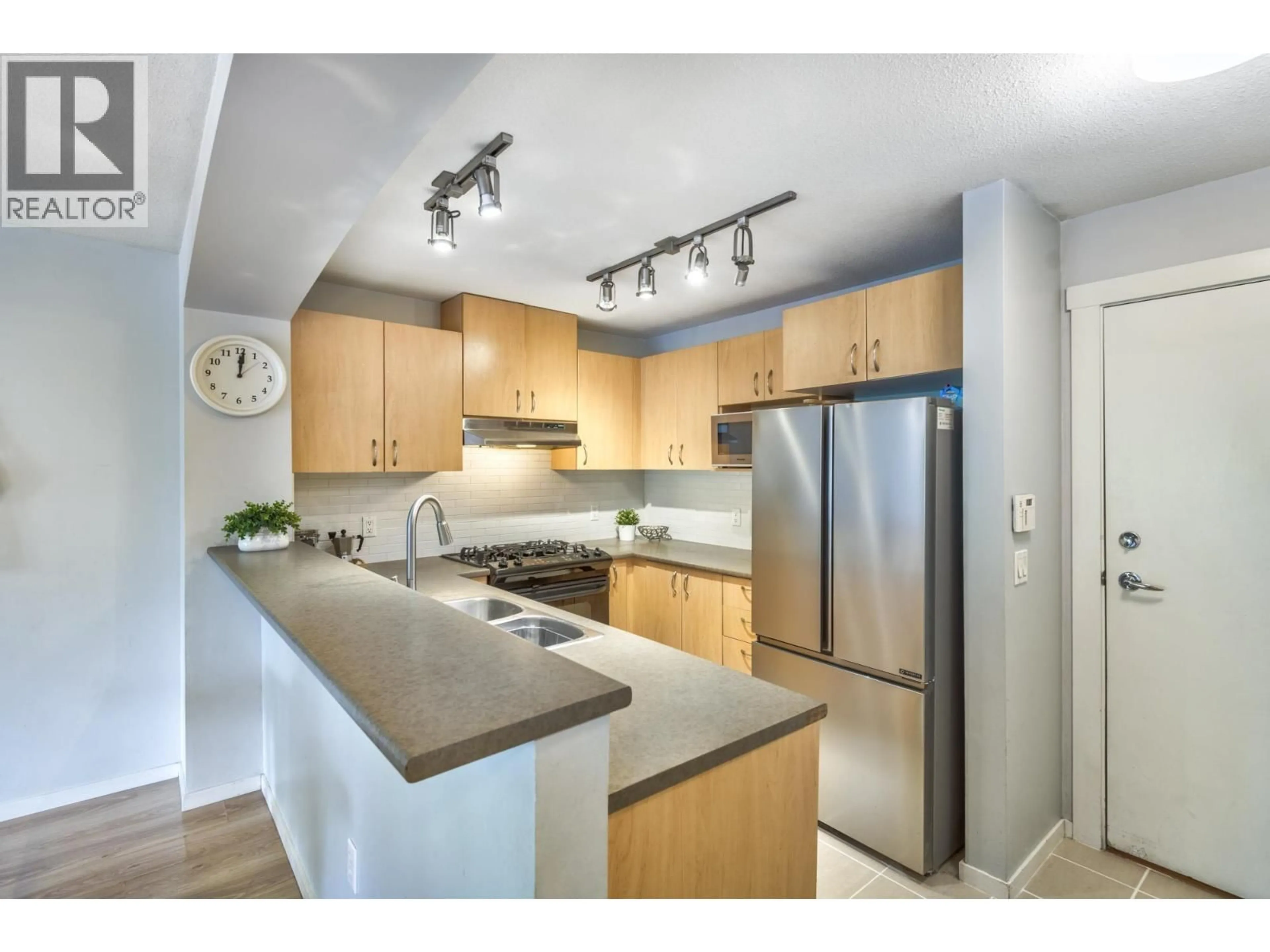 Standard kitchen, unknown for 106 - 9233 GOVERNMENT STREET, Burnaby British Columbia V3N0A3