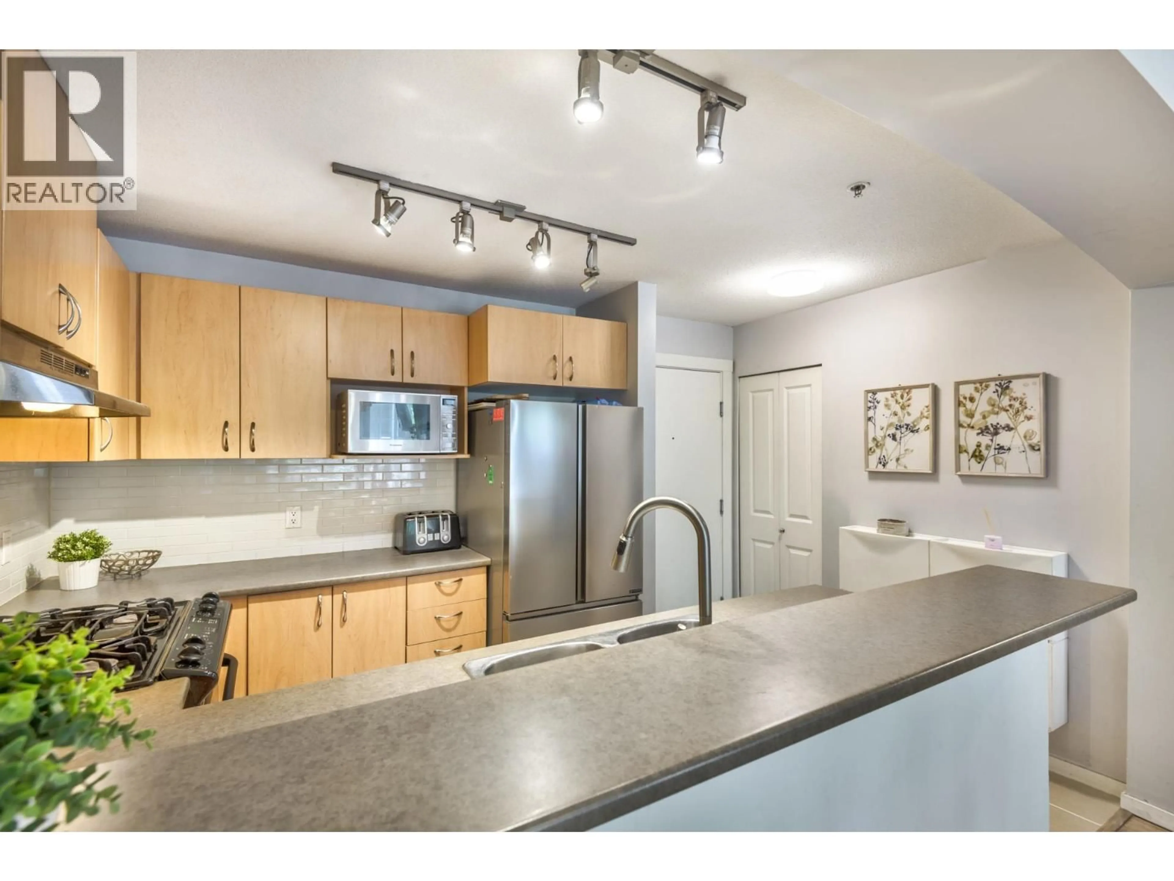 Standard kitchen, unknown for 106 - 9233 GOVERNMENT STREET, Burnaby British Columbia V3N0A3