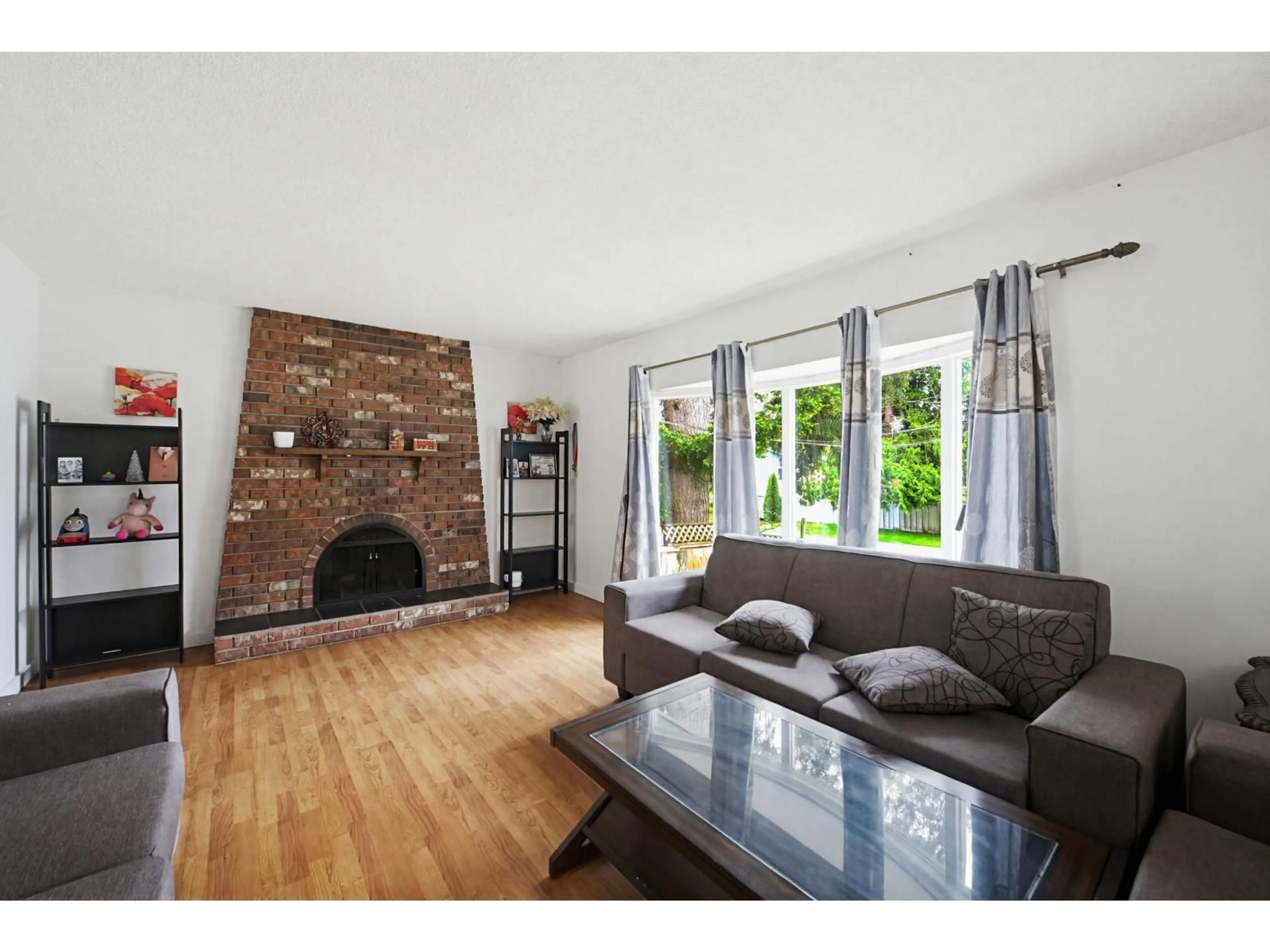 Living room with furniture, wood/laminate floor for 8174 117 STREET, Delta British Columbia V4C7A6