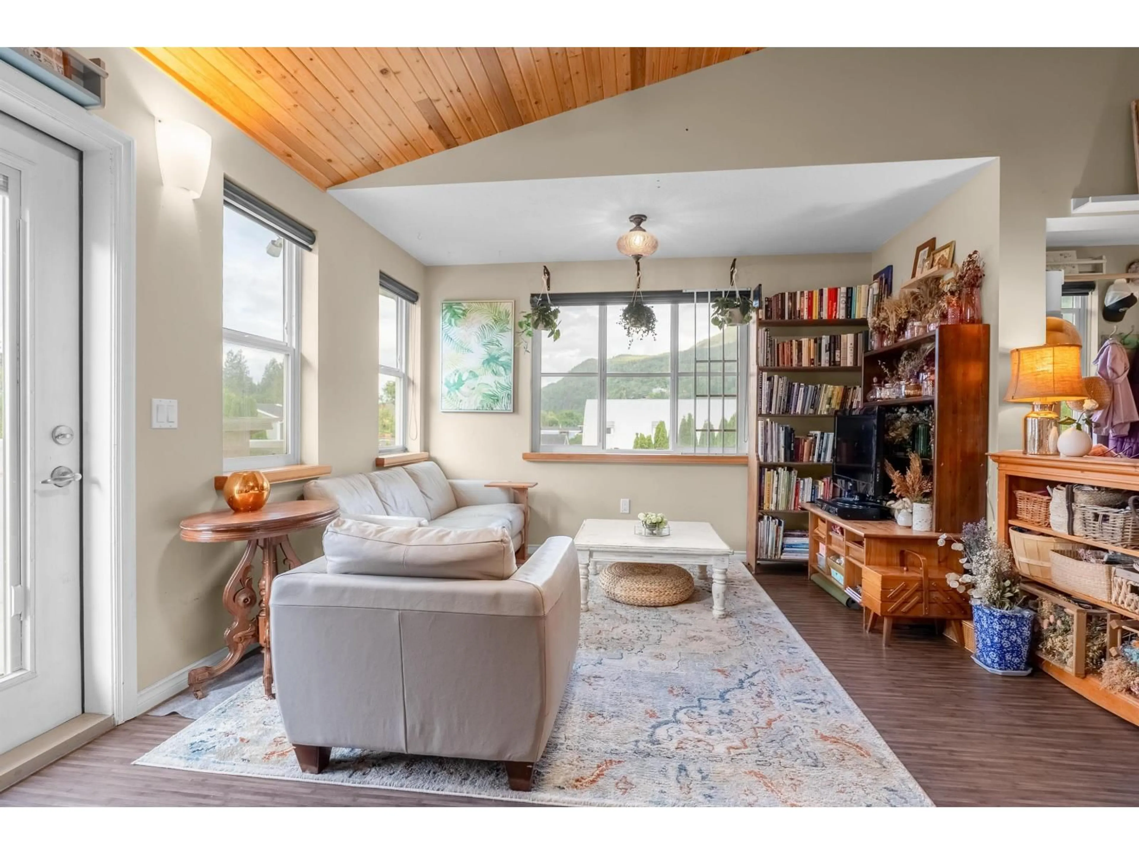 Living room with furniture, wood/laminate floor for 30 - 42312 YARROW CENTRAL ROAD, Yarrow British Columbia V2R5E2