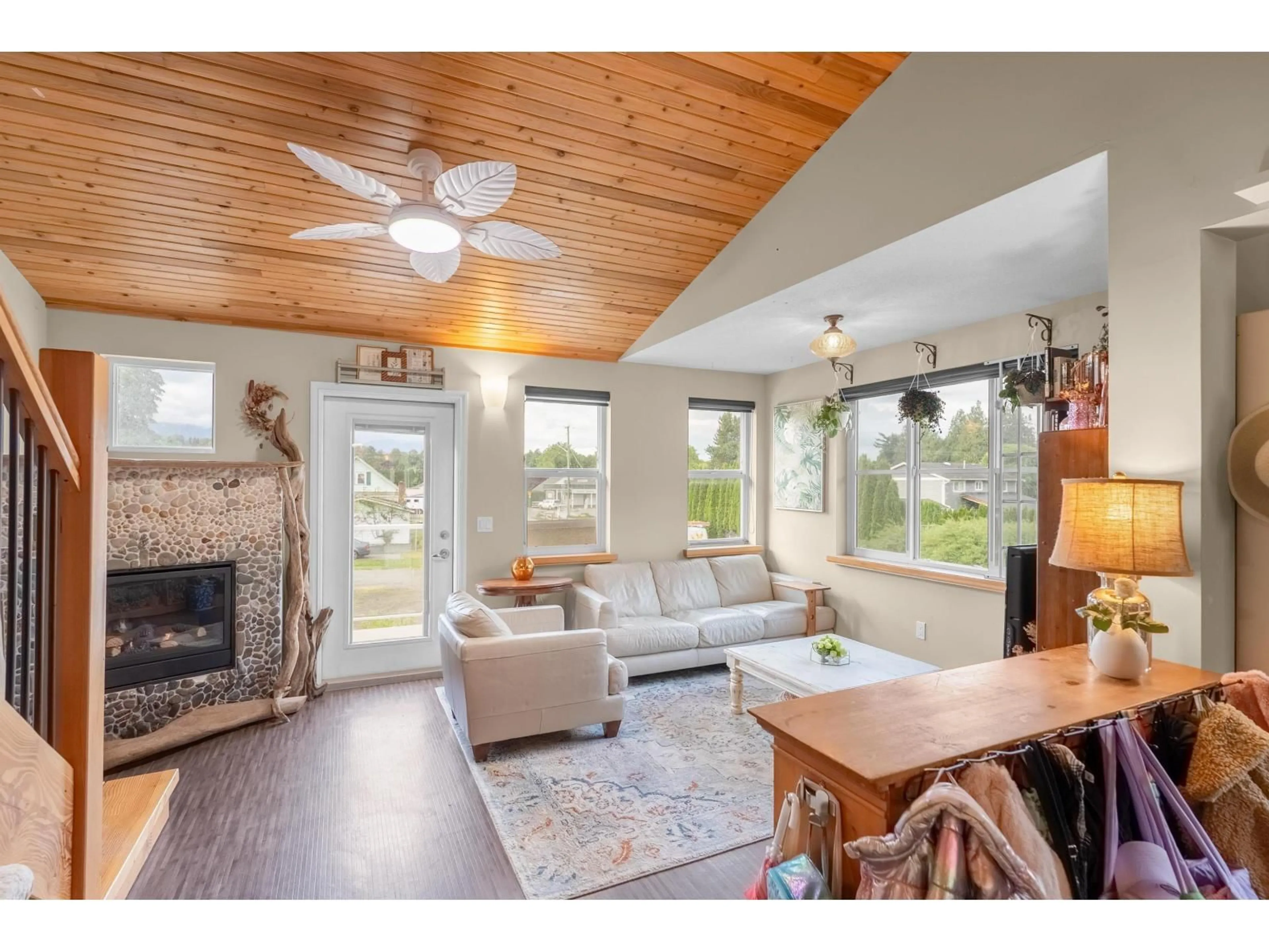 Living room with furniture, wood/laminate floor for 30 - 42312 YARROW CENTRAL ROAD, Yarrow British Columbia V2R5E2