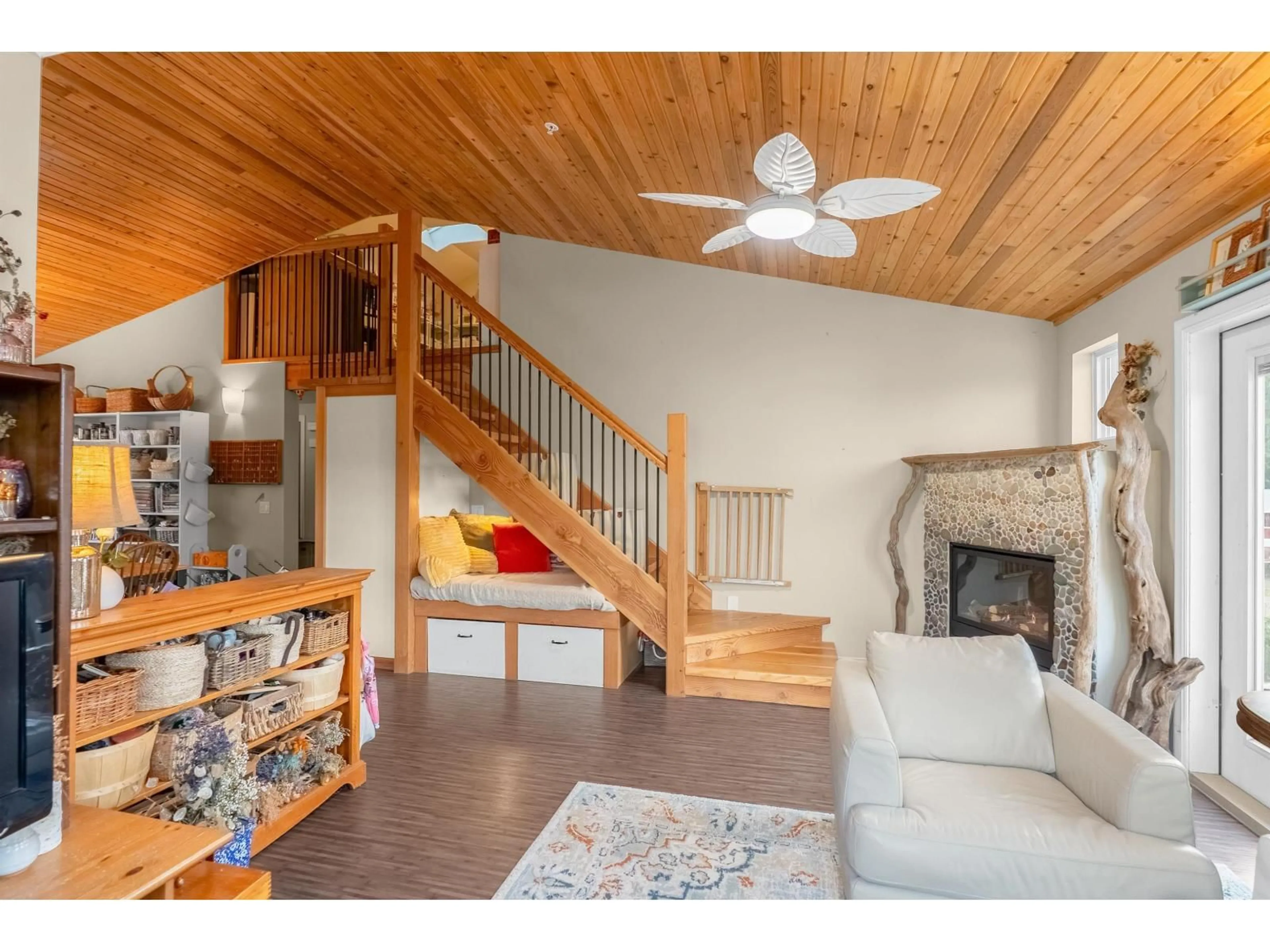 Living room with furniture, wood/laminate floor for 30 - 42312 YARROW CENTRAL ROAD, Yarrow British Columbia V2R5E2