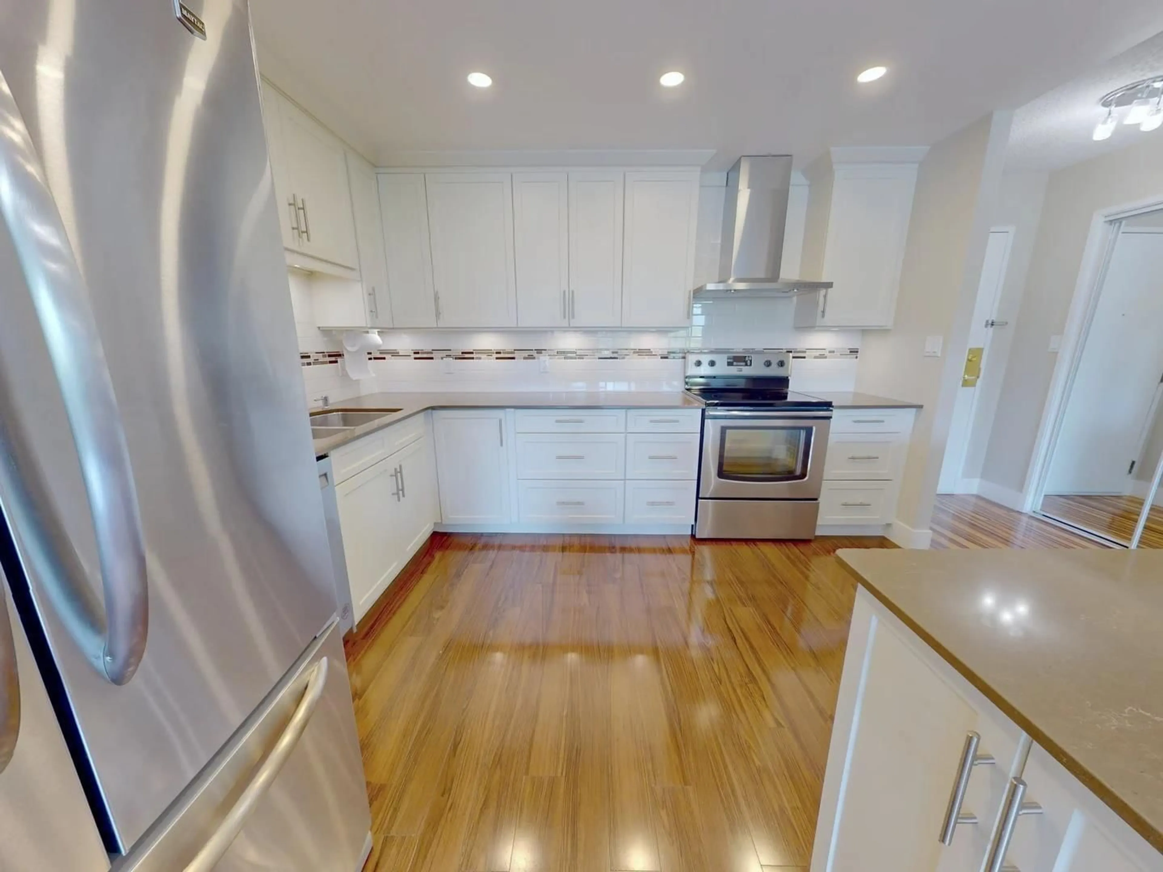 Open concept kitchen, wood/laminate floor for 405 - 1442 FOSTER STREET, White Rock British Columbia V4B3X7