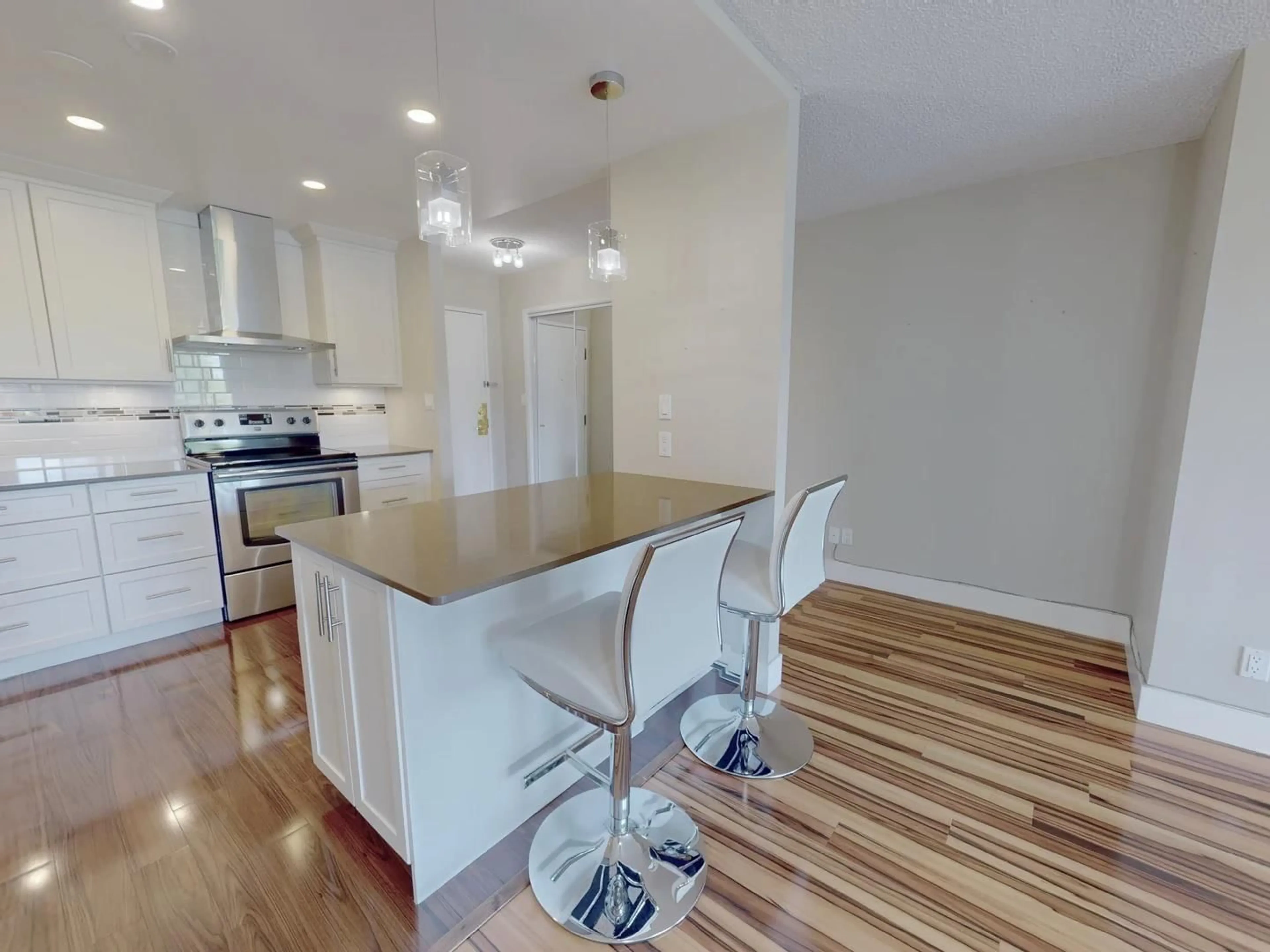 Open concept kitchen, wood/laminate floor for 405 - 1442 FOSTER STREET, White Rock British Columbia V4B3X7