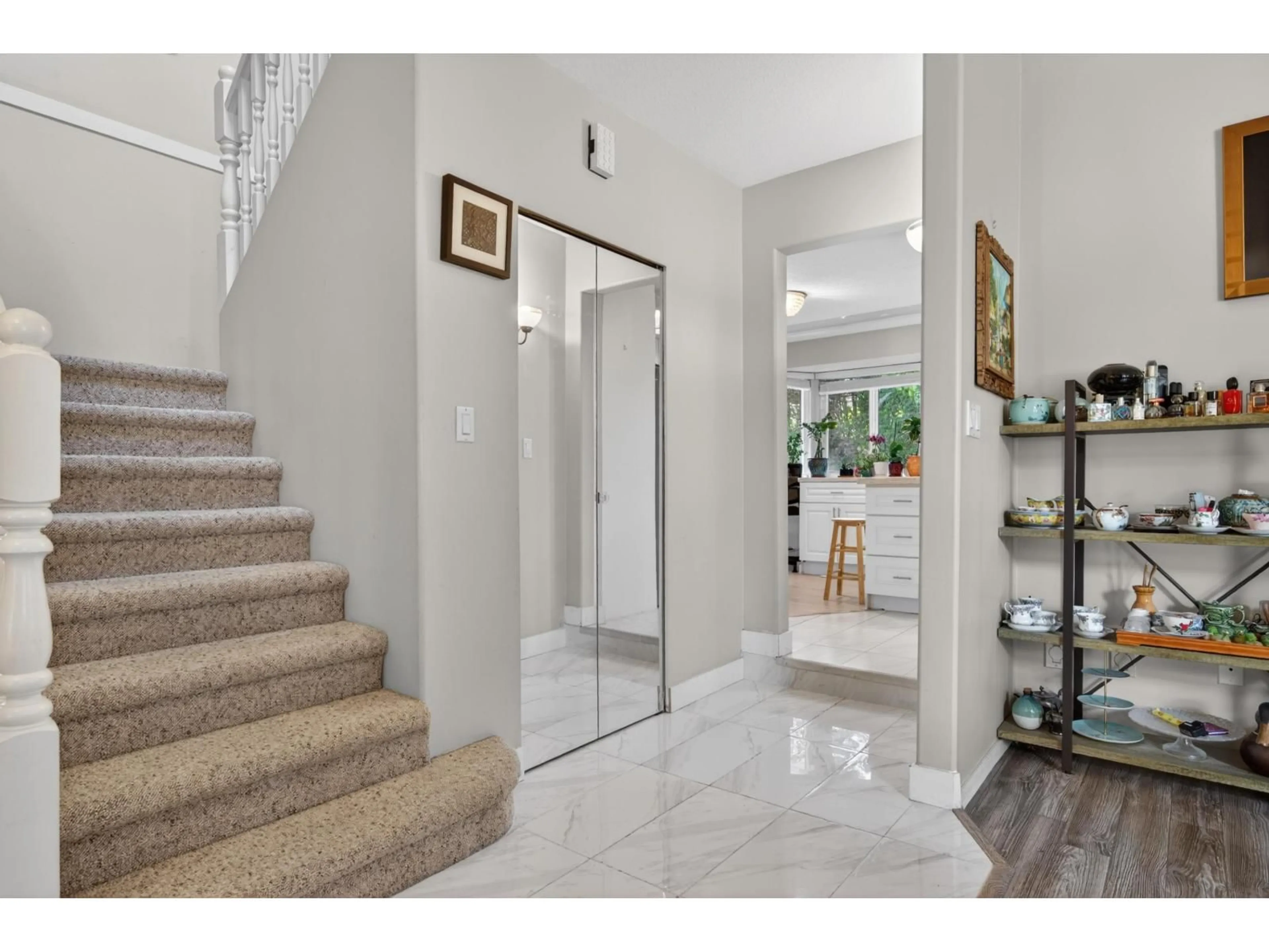 Indoor entryway for 9465 164 STREET, Surrey British Columbia V4N3C8
