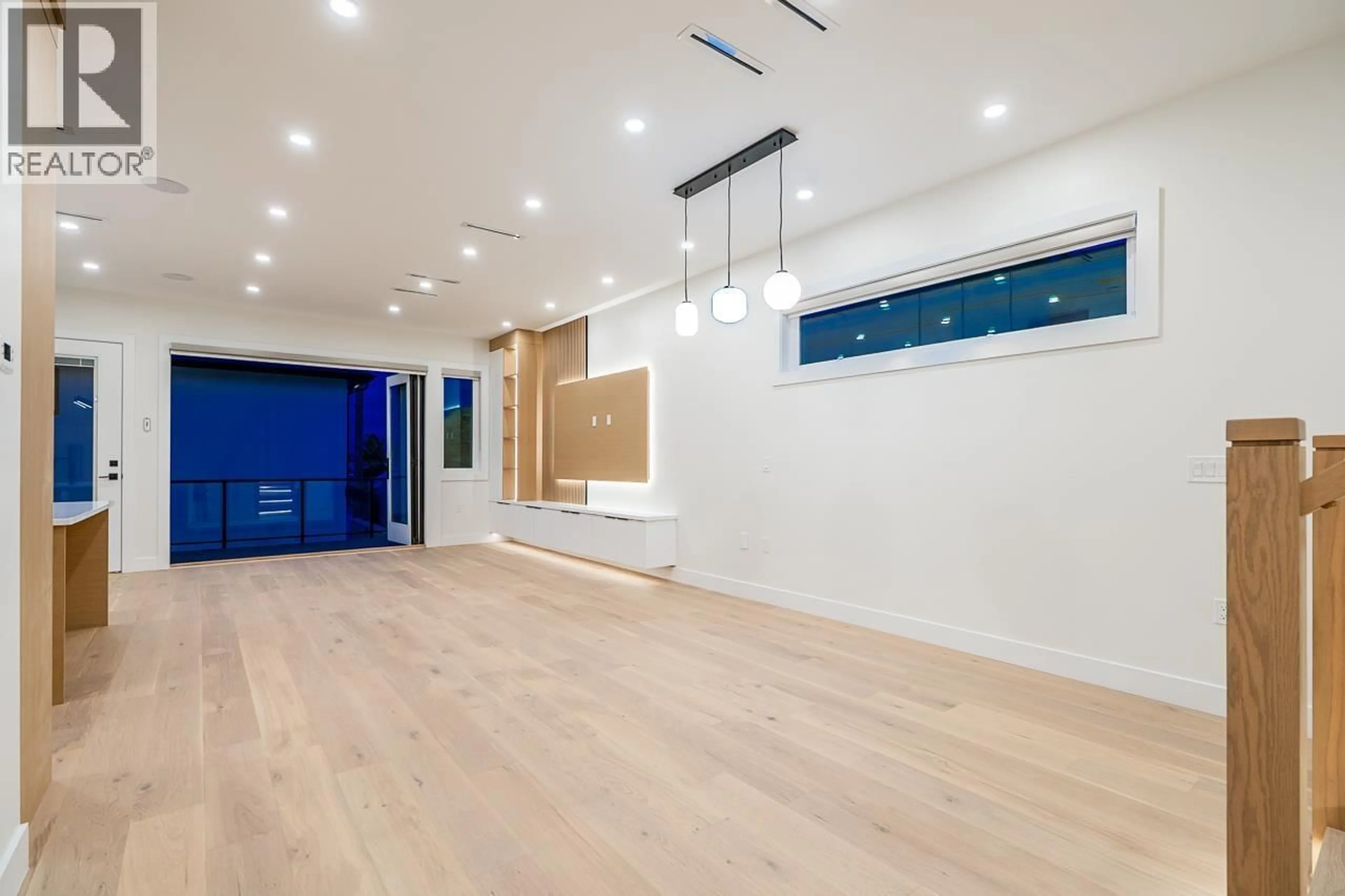 Indoor foyer for 6740 CANADA WAY, Burnaby British Columbia V5E3R1