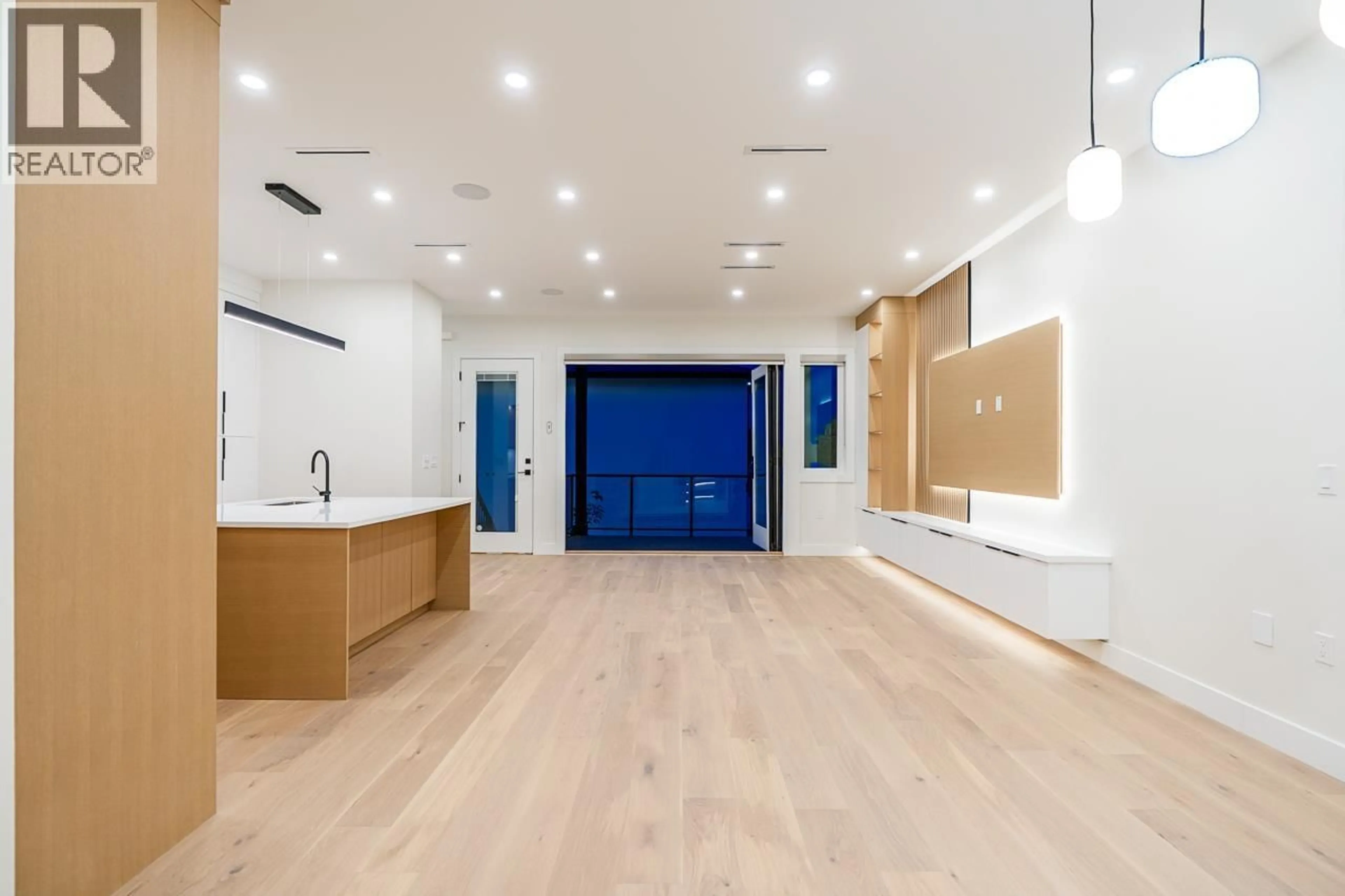 Indoor foyer for 6740 CANADA WAY, Burnaby British Columbia V5E3R1