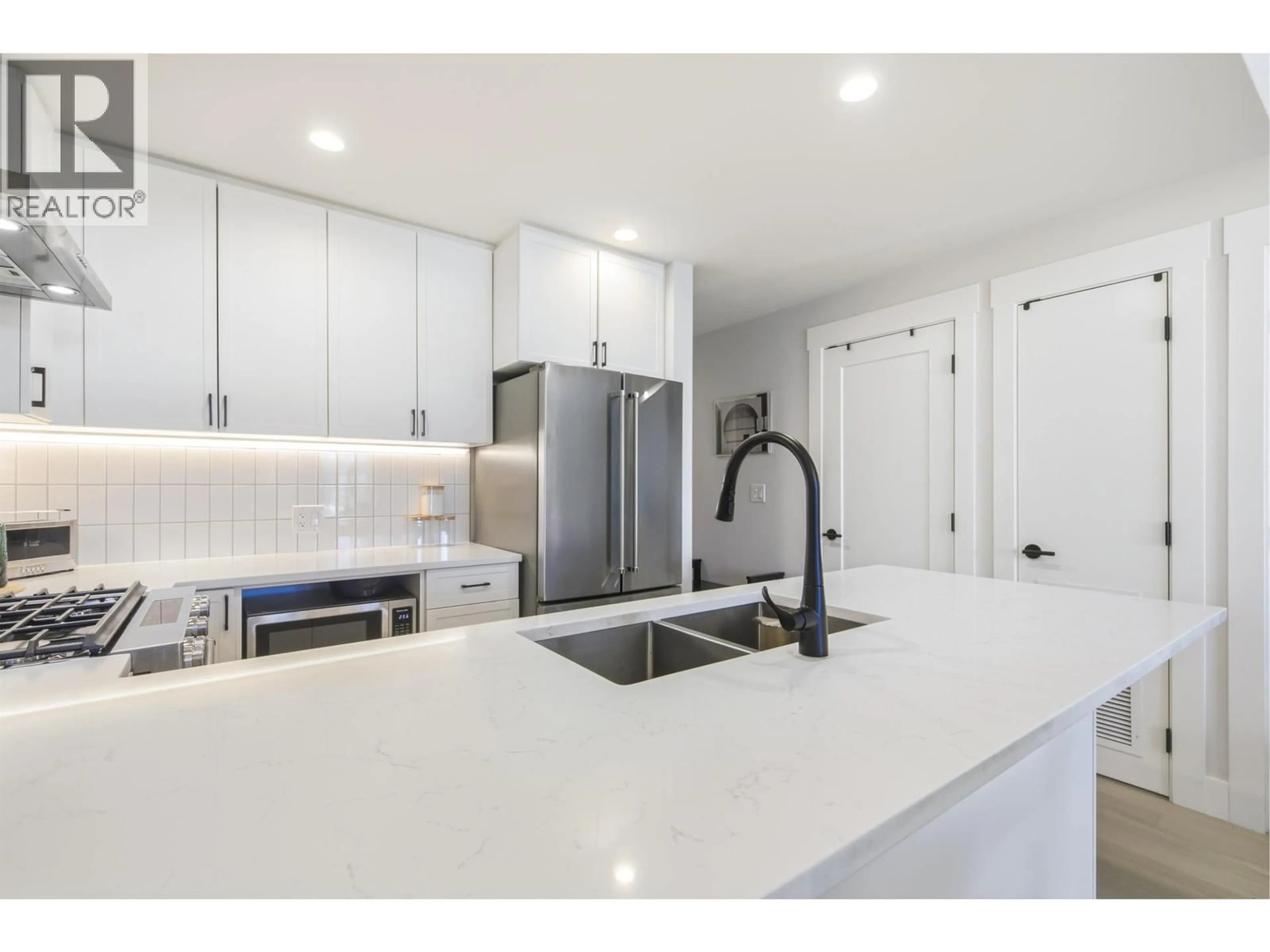 Open concept kitchen, unknown for 204 - 22265 DEWDNEY TRUNK ROAD, Maple Ridge British Columbia V2X3J1