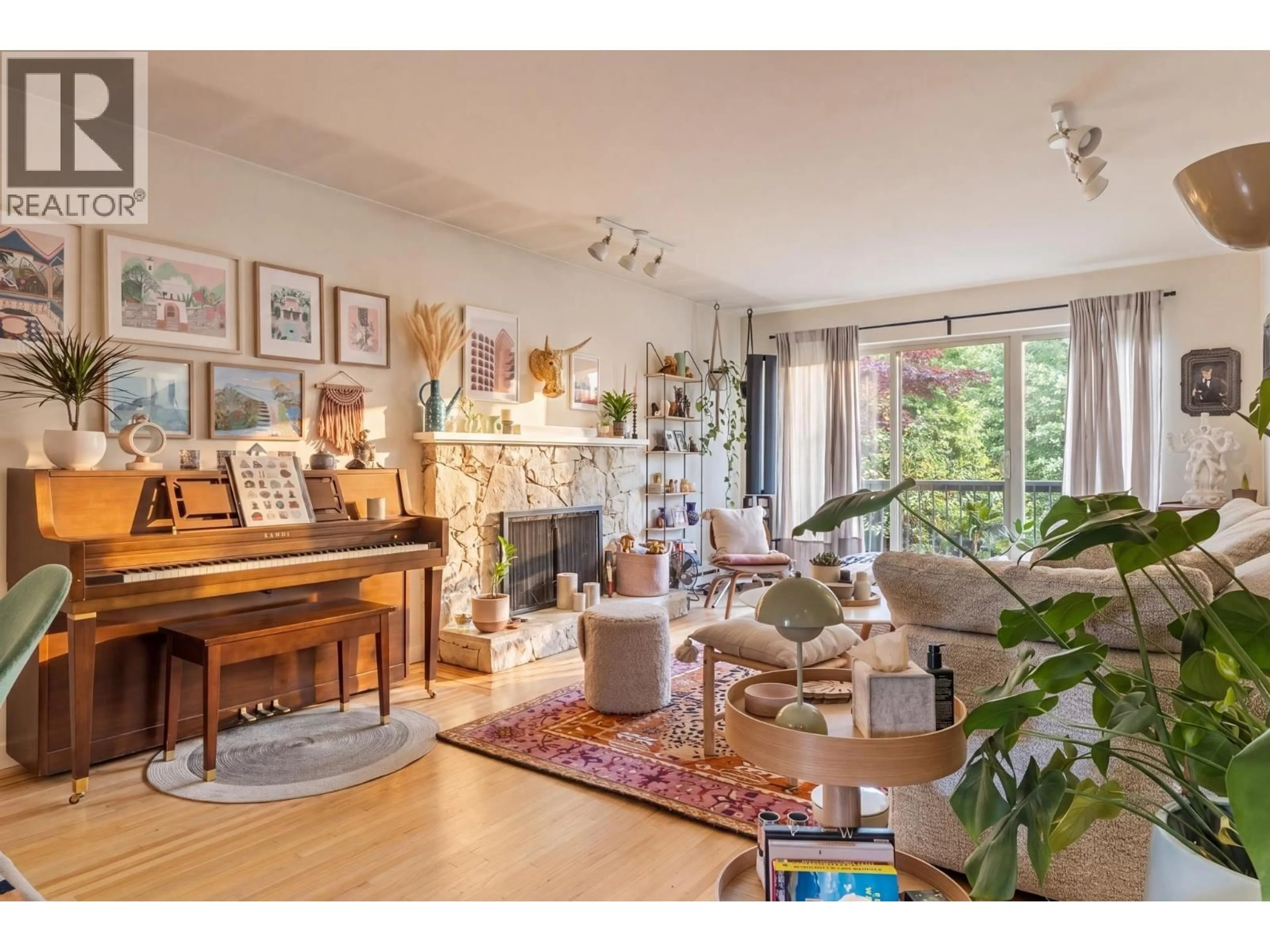 Living room with furniture, wood/laminate floor for 2246 PARKER STREET, Vancouver British Columbia V5L2L9