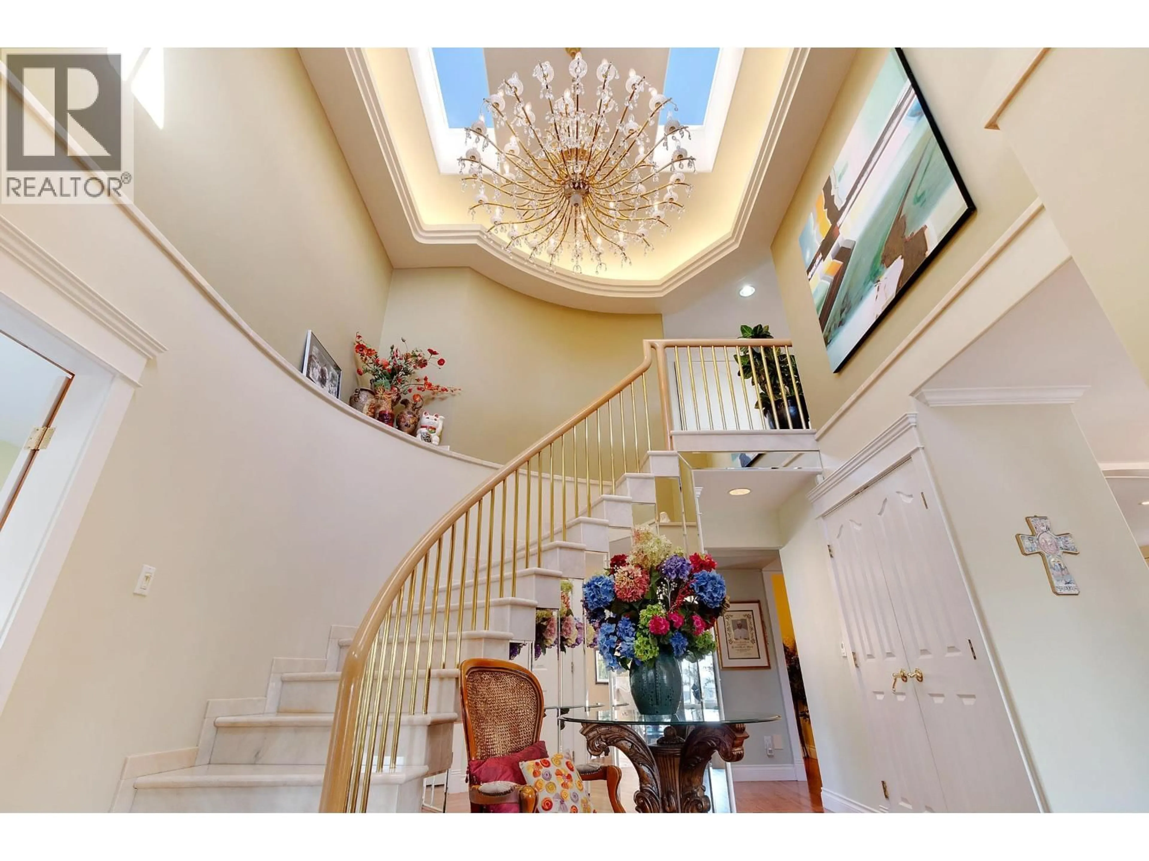 Indoor foyer for 2541 MARINE DRIVE, West Vancouver British Columbia V7V1L5