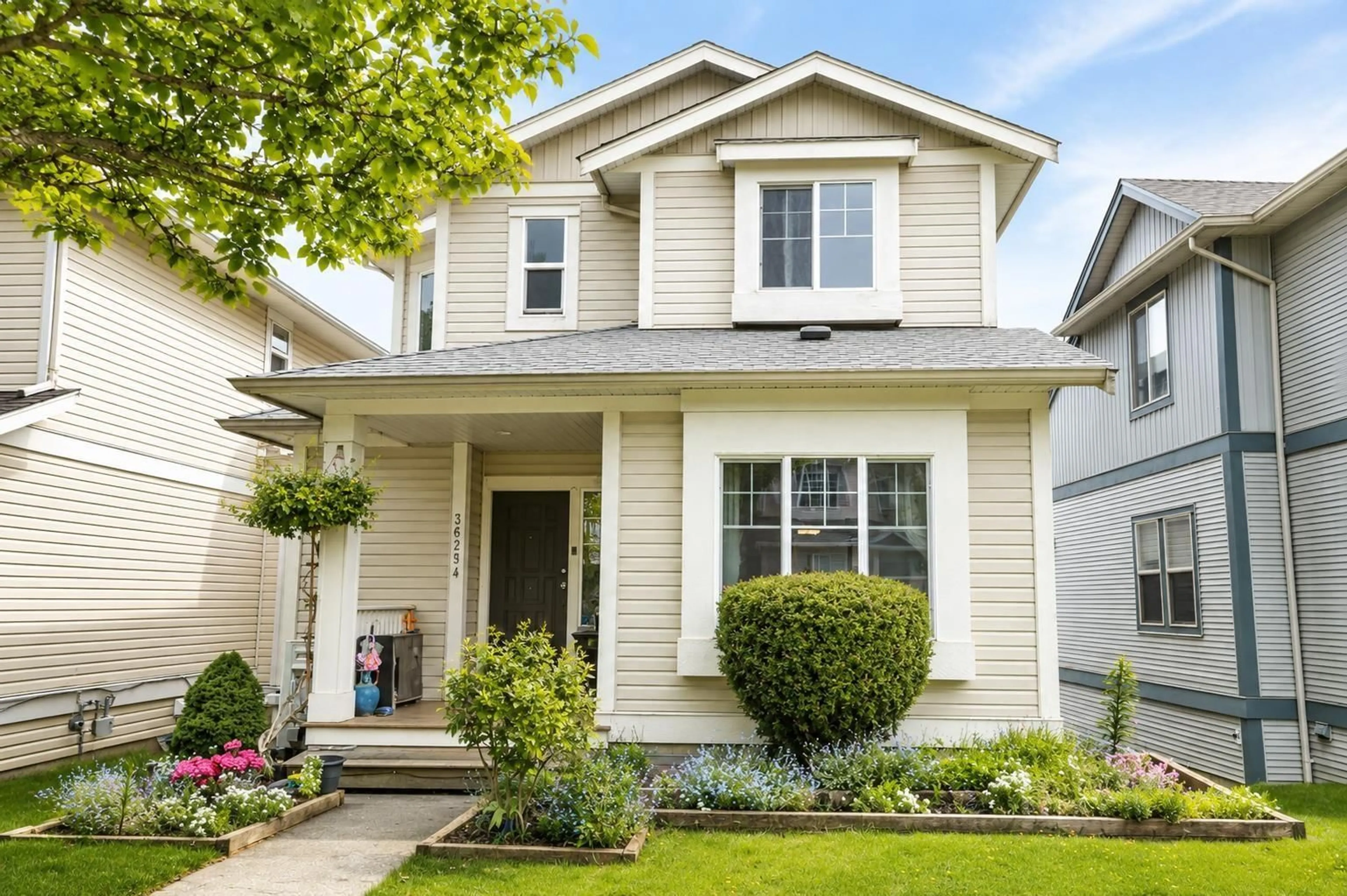 Home with vinyl exterior material, street for 36254 AUGUSTON PARKWAY SOUTH, Abbotsford British Columbia V3G2Y9