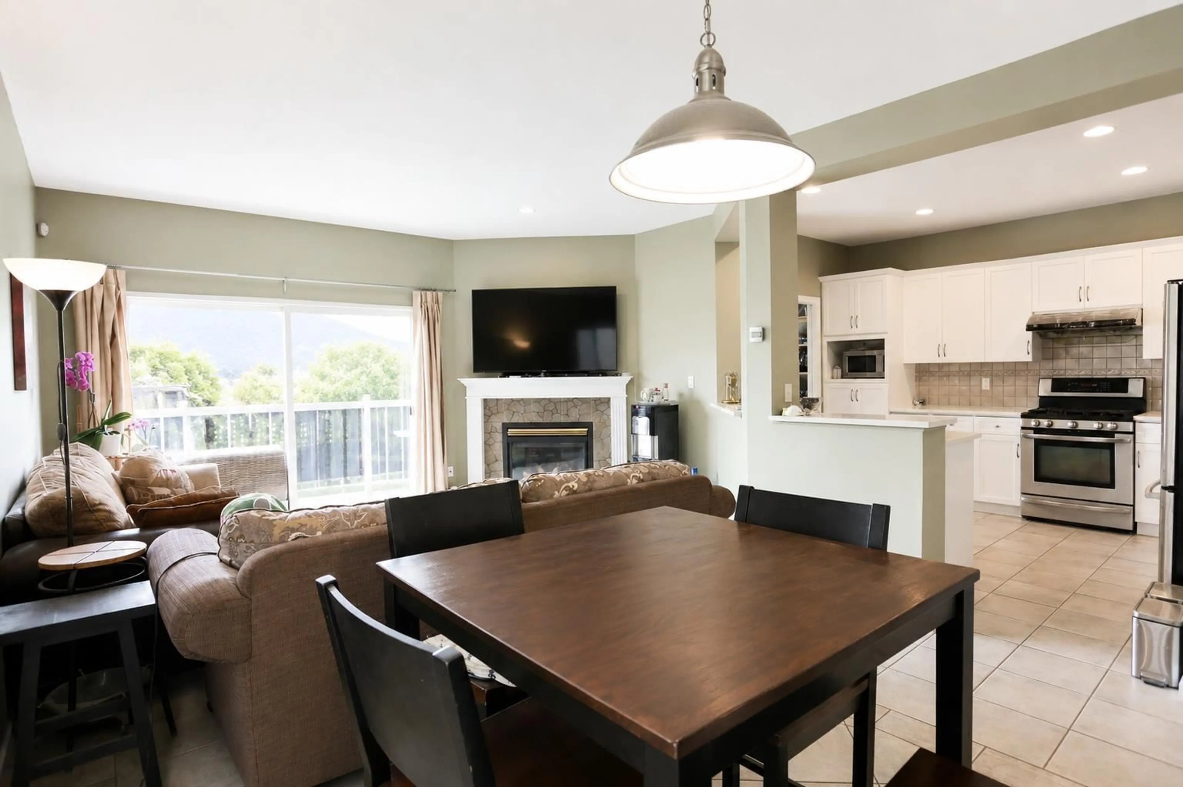 Open concept kitchen, wood/laminate floor for 36254 AUGUSTON PARKWAY SOUTH, Abbotsford British Columbia V3G2Y9