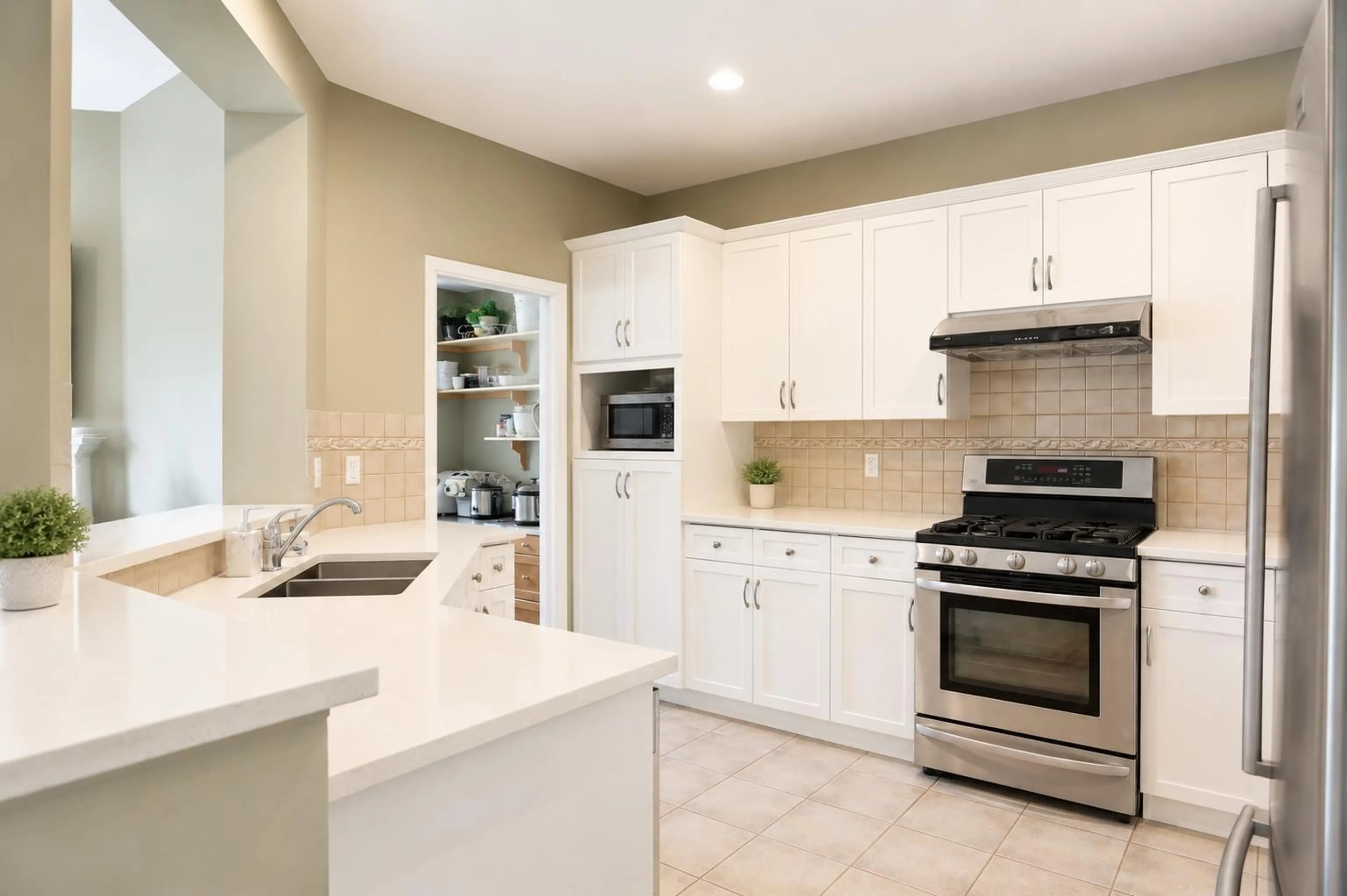 Open concept kitchen, ceramic/tile floor for 36254 AUGUSTON PARKWAY SOUTH, Abbotsford British Columbia V3G2Y9