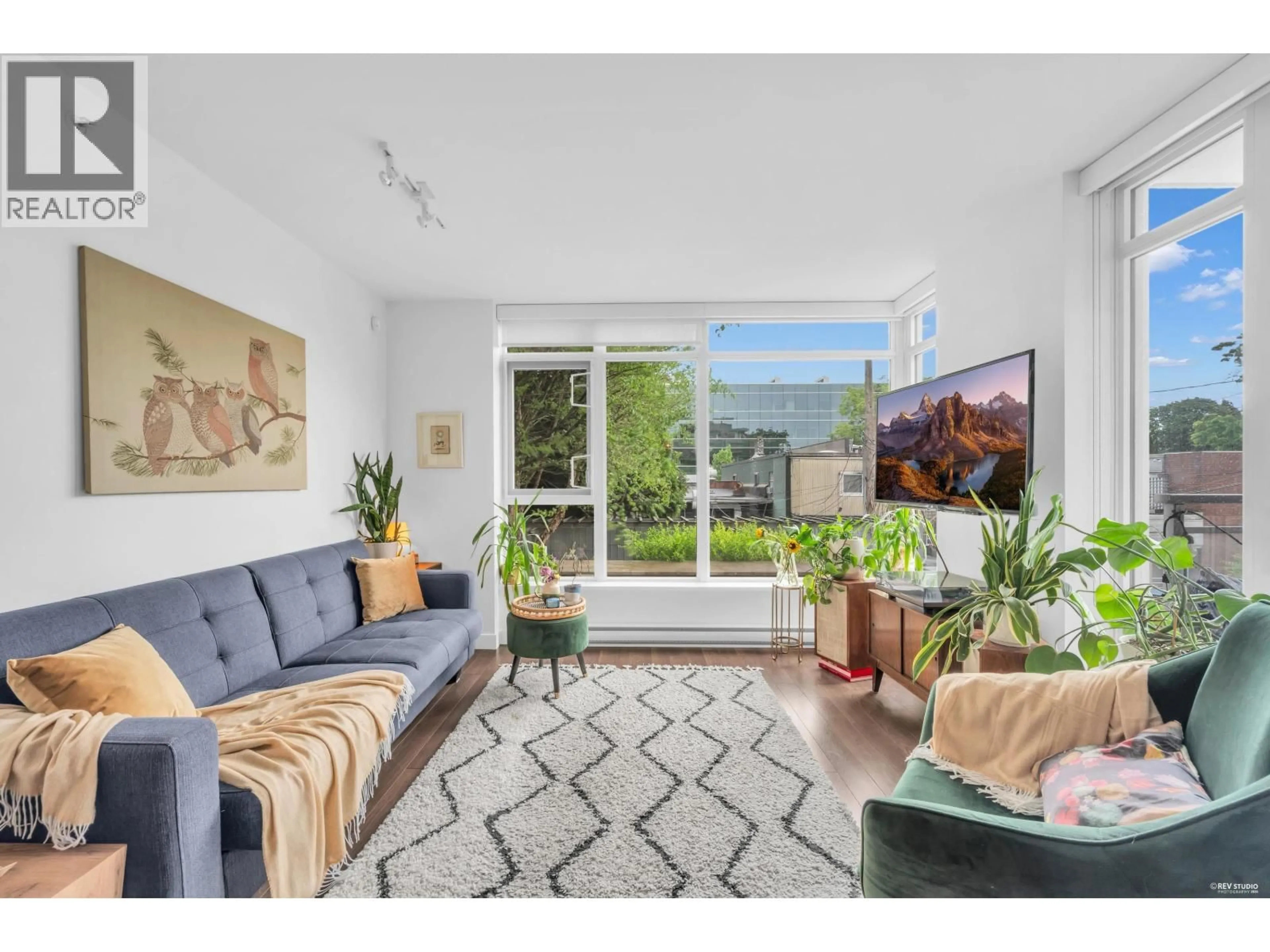Living room with furniture, unknown for 201 - 608 BELMONT STREET, New Westminster British Columbia V3M0G8