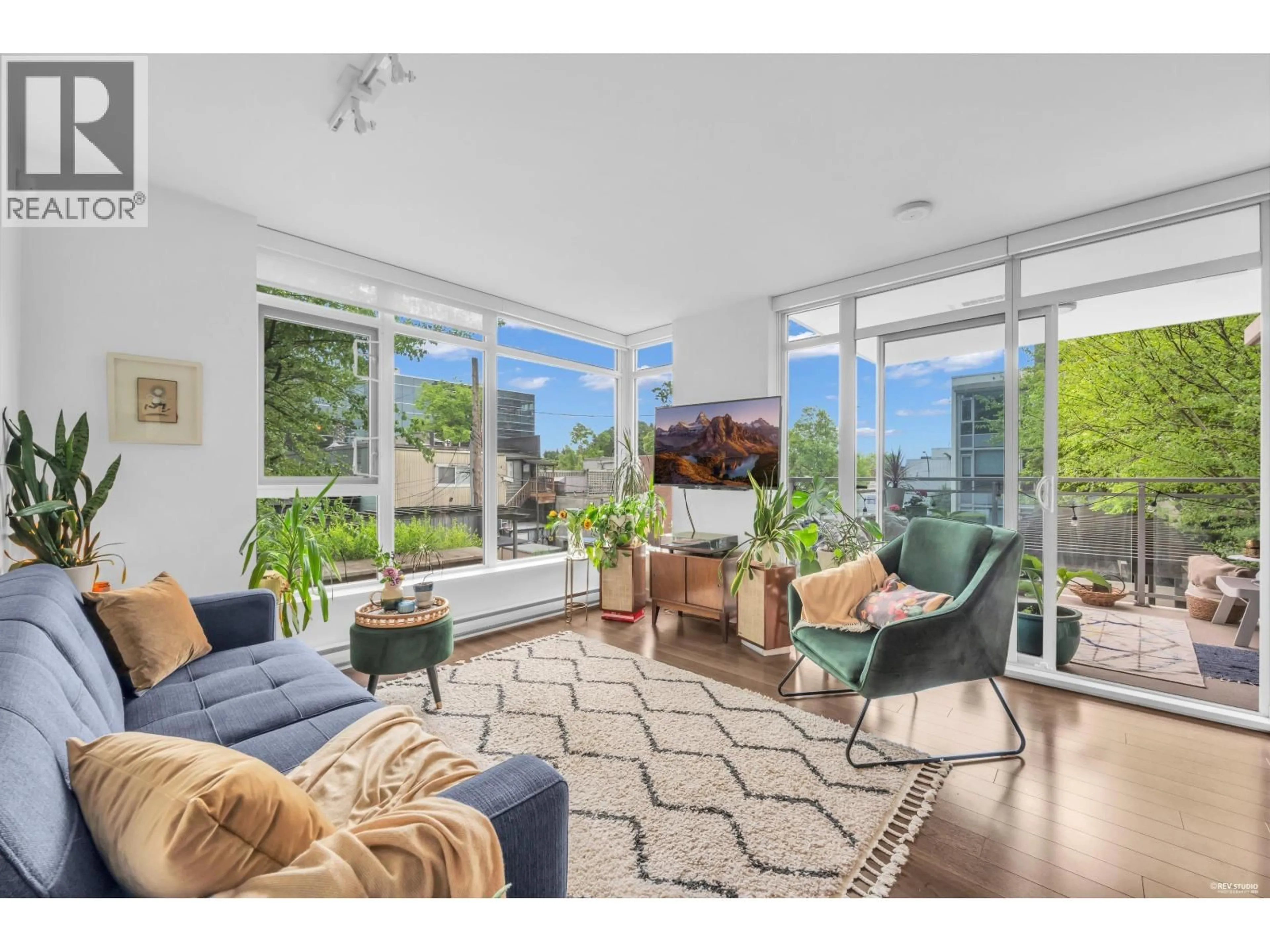 Living room with furniture, unknown for 201 - 608 BELMONT STREET, New Westminster British Columbia V3M0G8