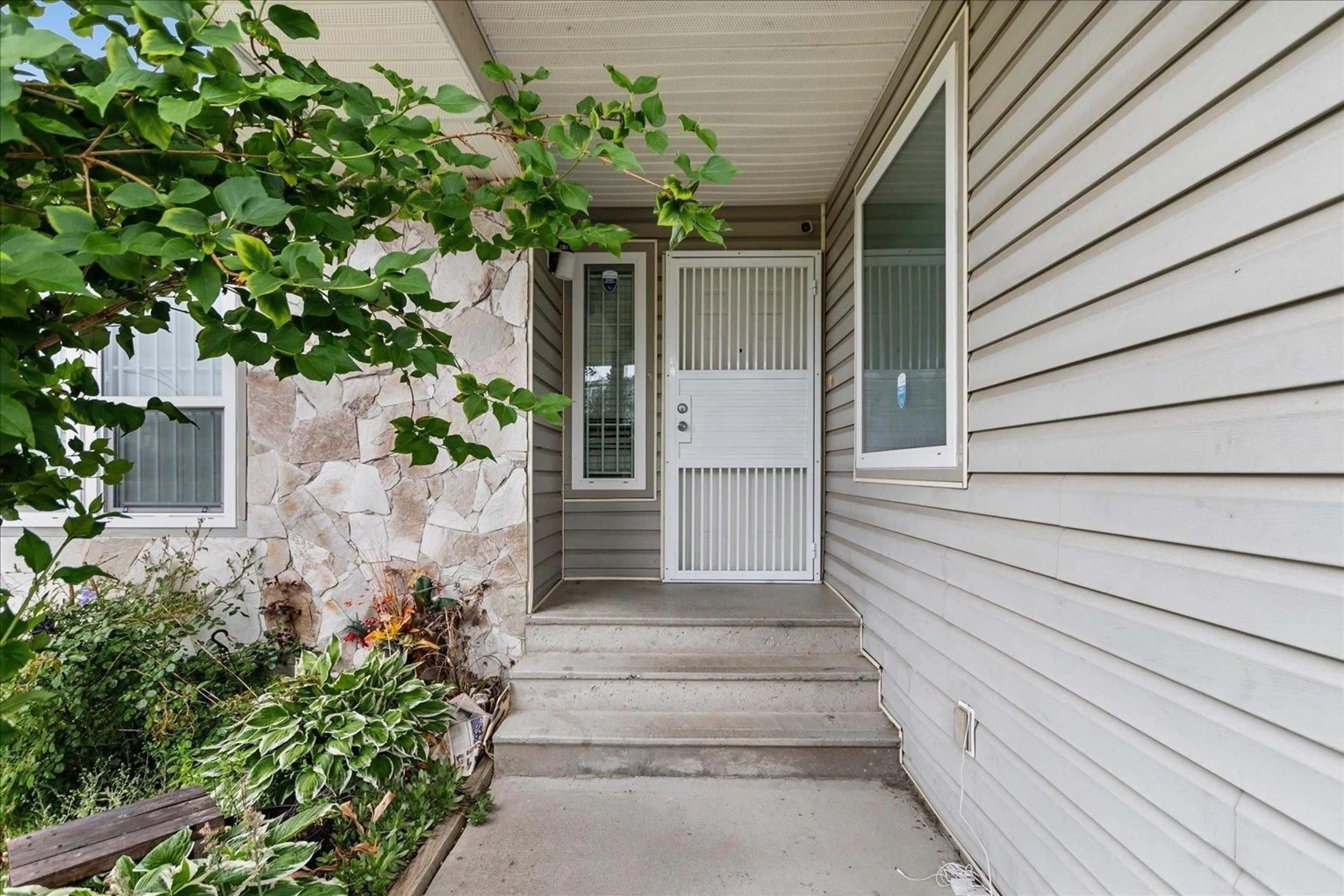 Indoor entryway for 3319 FIRHILL DRIVE, Abbotsford British Columbia V2T5L4