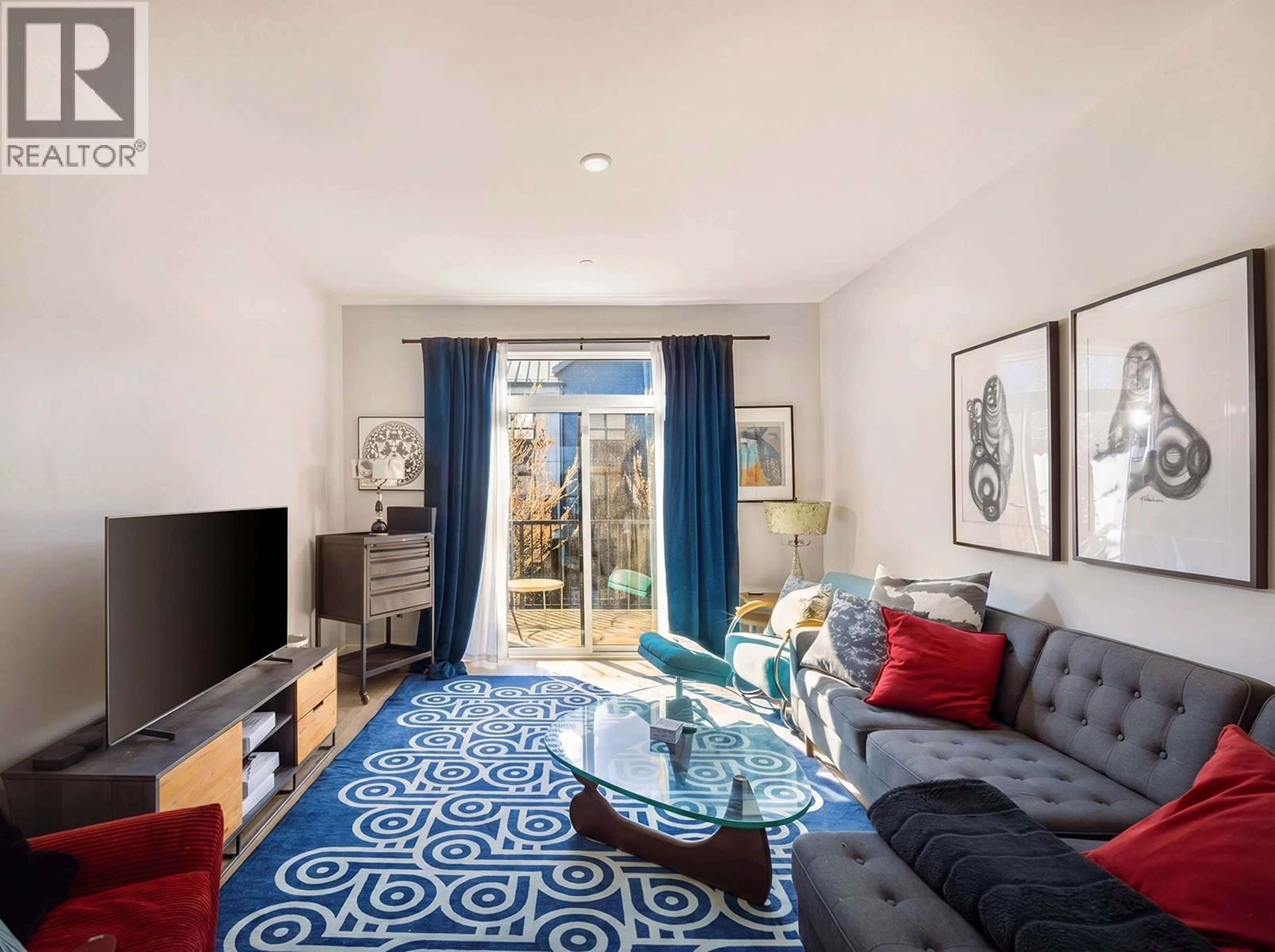 Living room with furniture, carpet floor for 1321 HALYARD PLACE, Squamish British Columbia V8B2A1