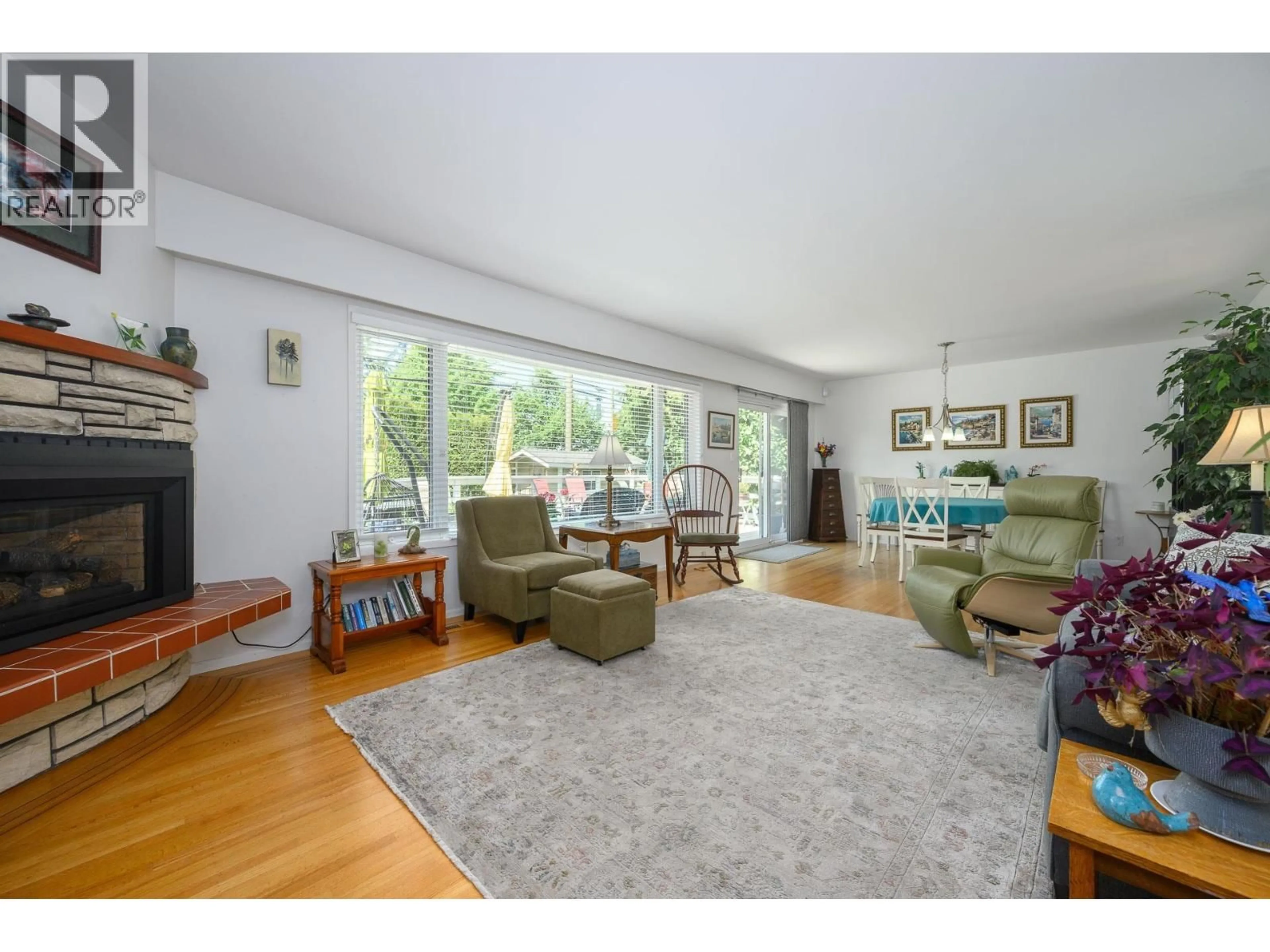 Living room with furniture, wood/laminate floor for 957 56A STREET, Delta British Columbia V4L1Y6