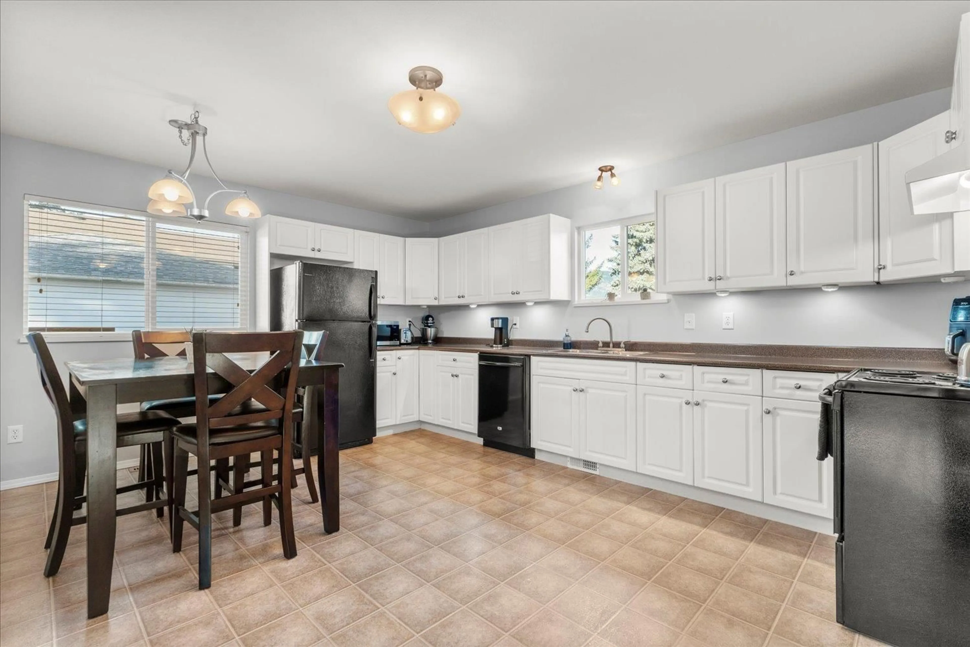 Open concept kitchen, ceramic/tile floor for 46329 STRATHCONA ROAD, Chilliwack British Columbia V2P3T1