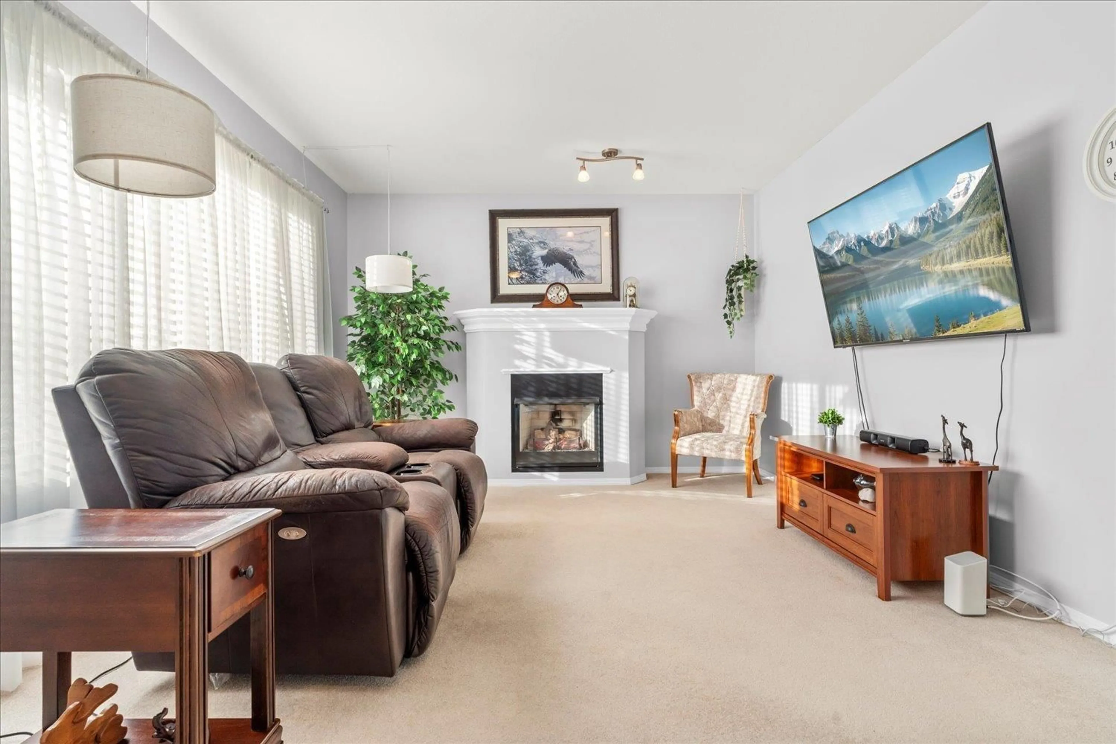 Living room with furniture, unknown for 46329 STRATHCONA ROAD, Chilliwack British Columbia V2P3T1