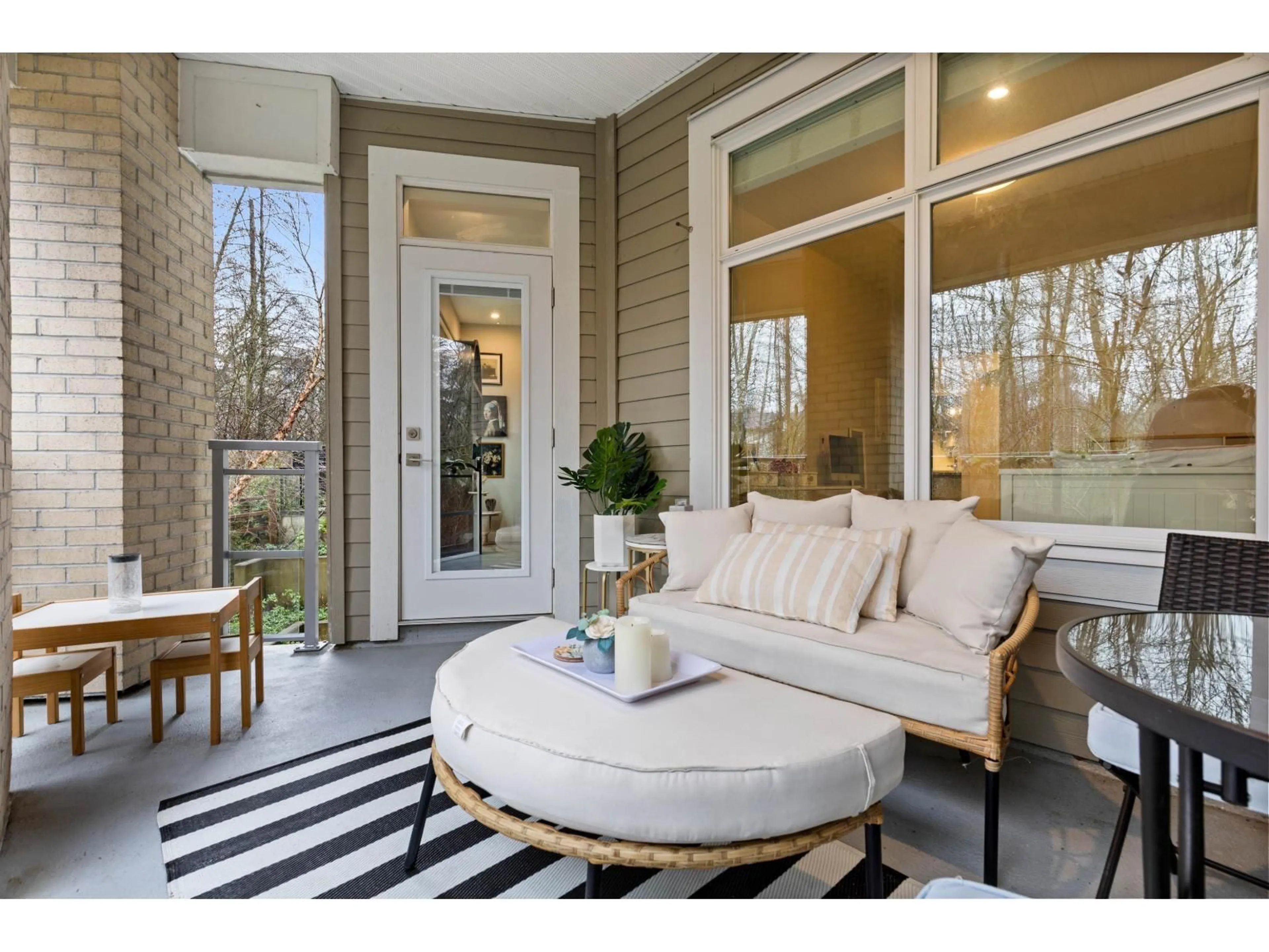 Indoor entryway for 201 - 15436 31 AVENUE, Surrey British Columbia V3Z1H3