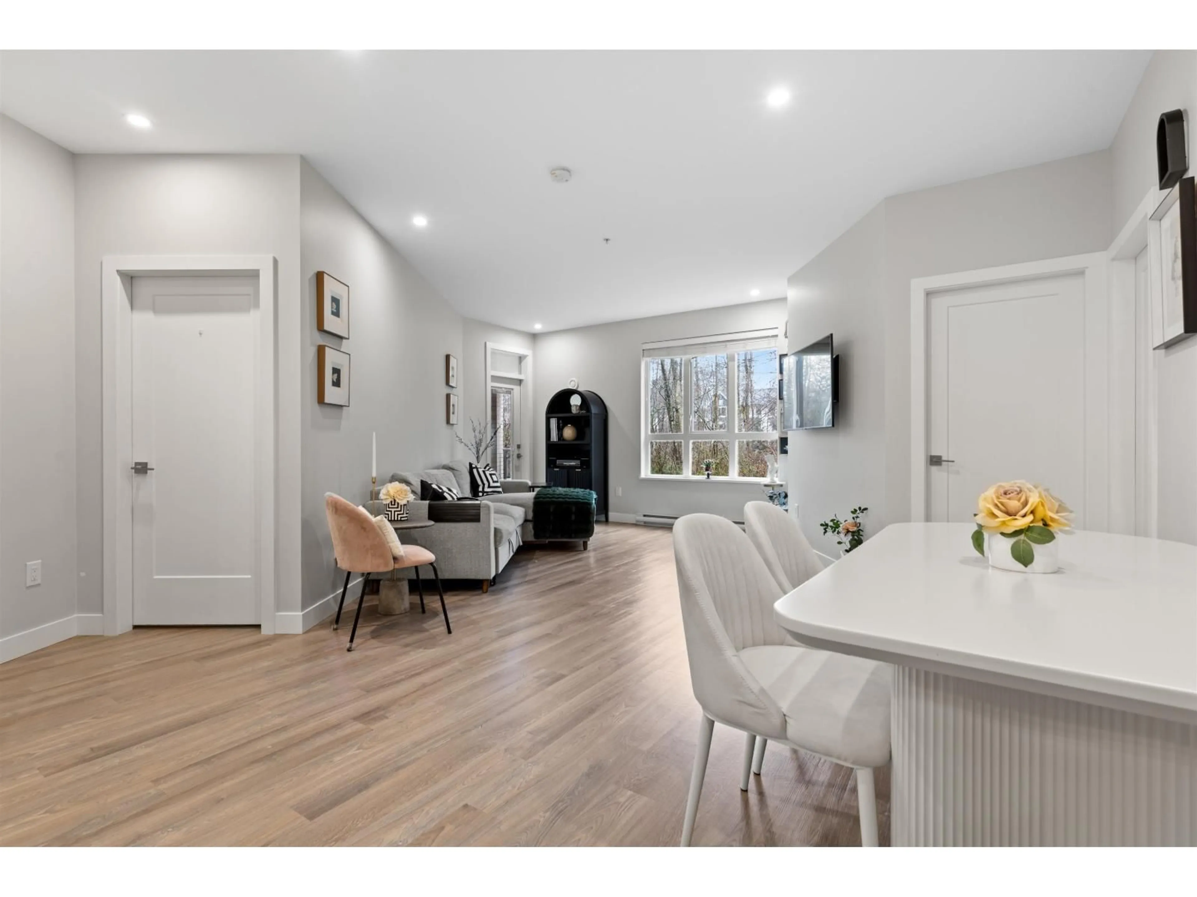 A pic of a room for 201 - 15436 31 AVENUE, Surrey British Columbia V3Z1H3
