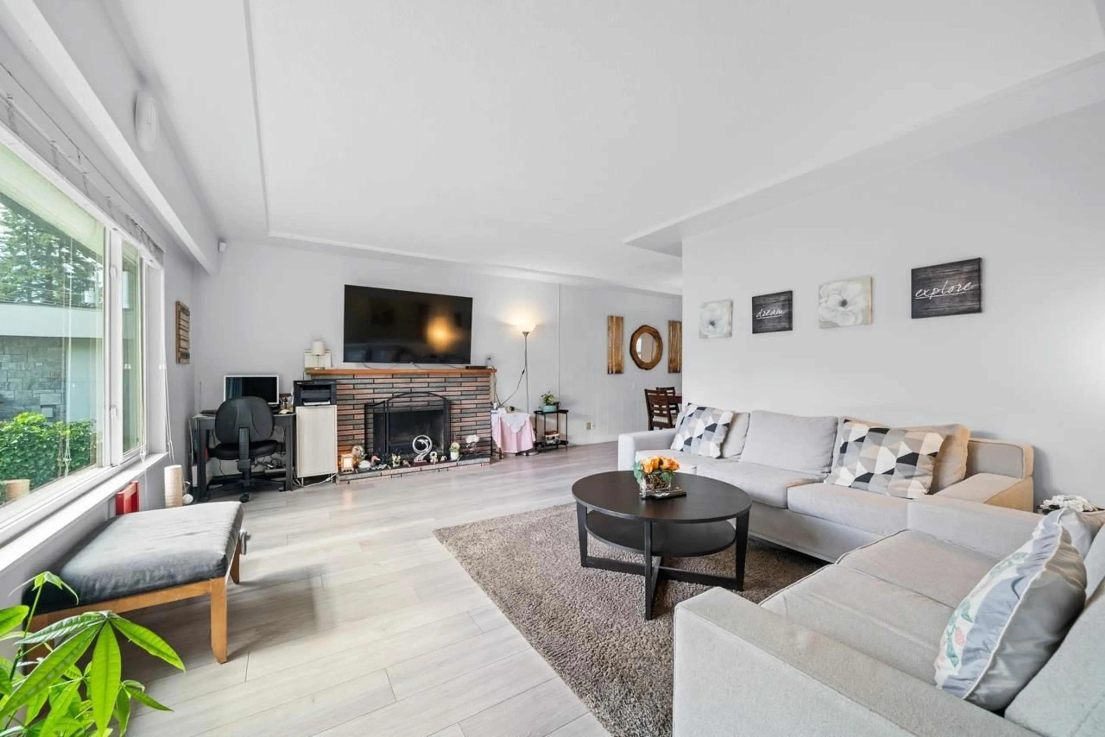 Living room with furniture, unknown for 8857 RUSSELL DRIVE, Delta British Columbia V4C4P6