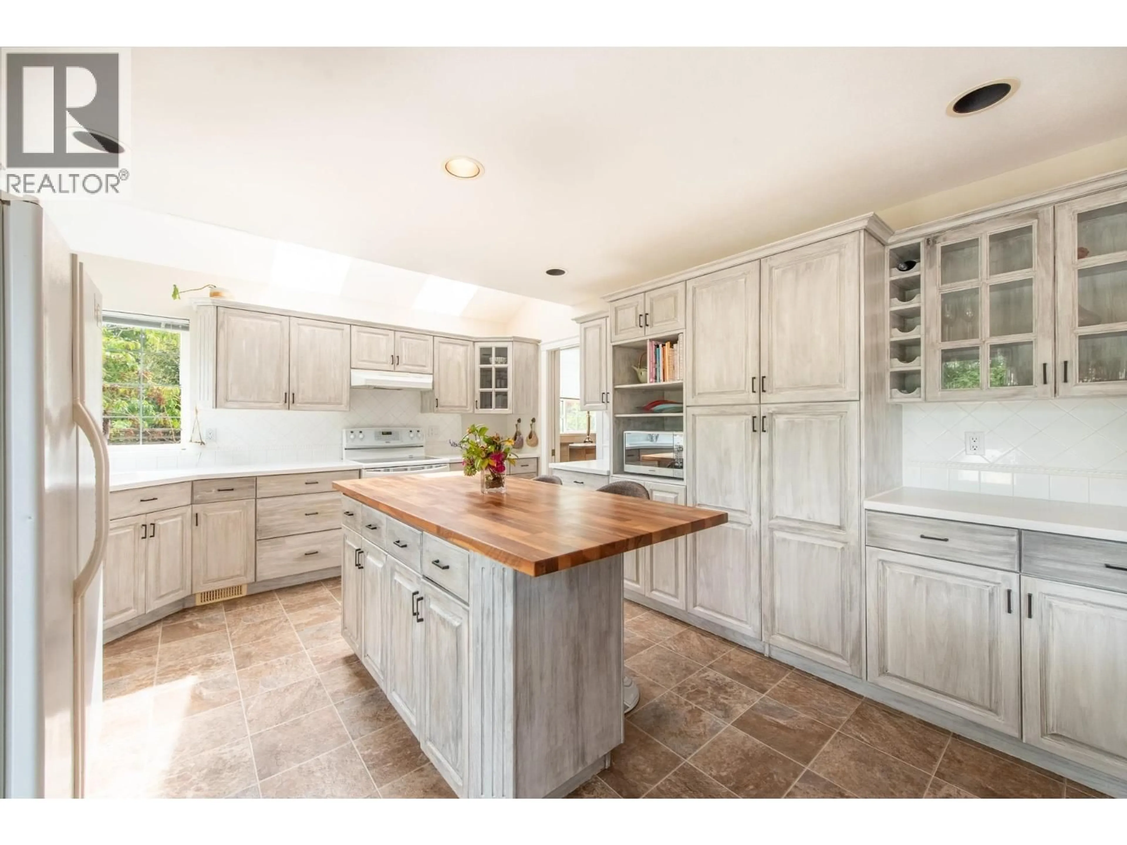 Open concept kitchen, unknown for 5656 COOK PLACE, Sechelt British Columbia V7Z0M7