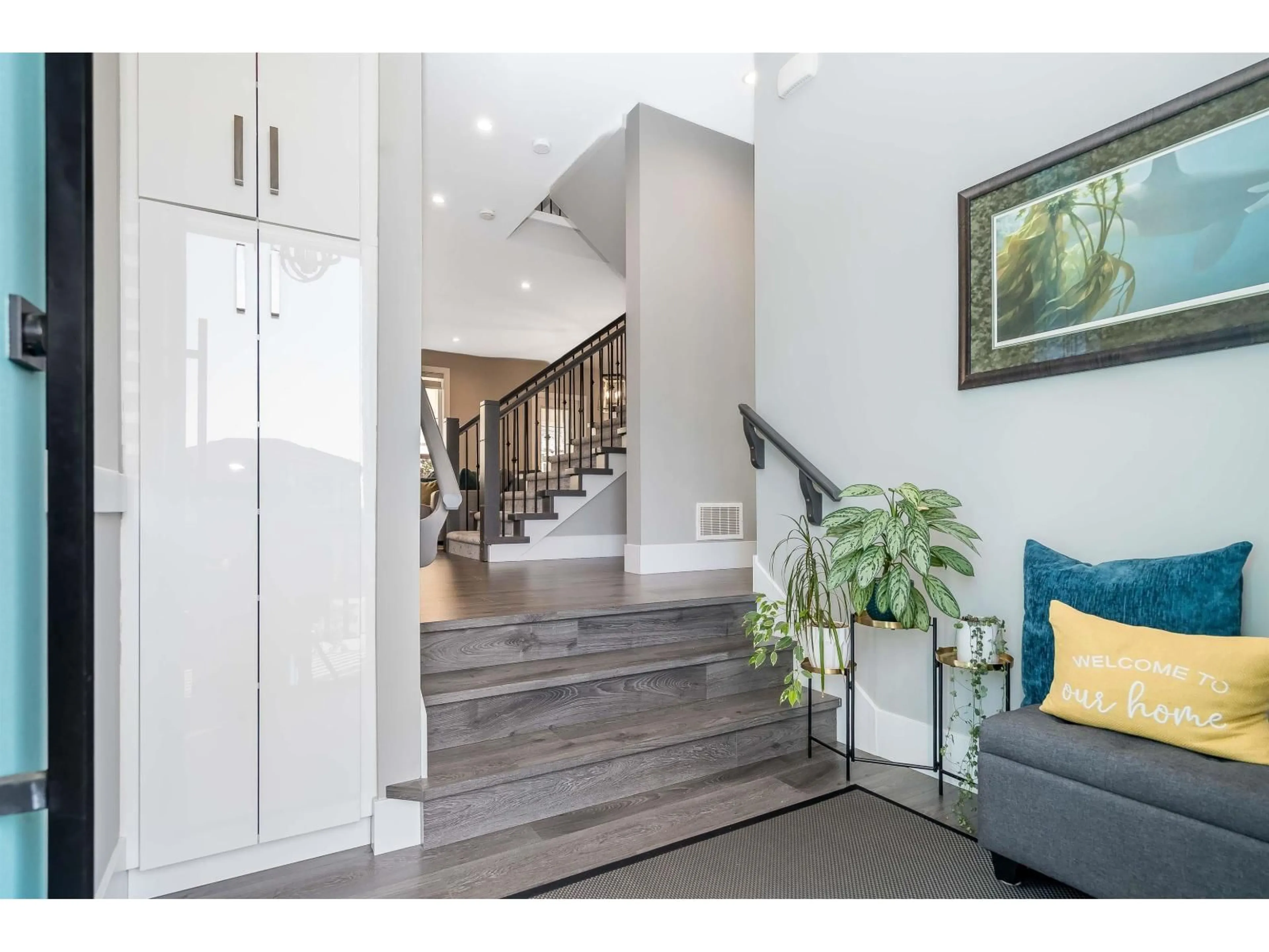 Indoor entryway for 16739 16A AVENUE, Surrey British Columbia V3Z0T3