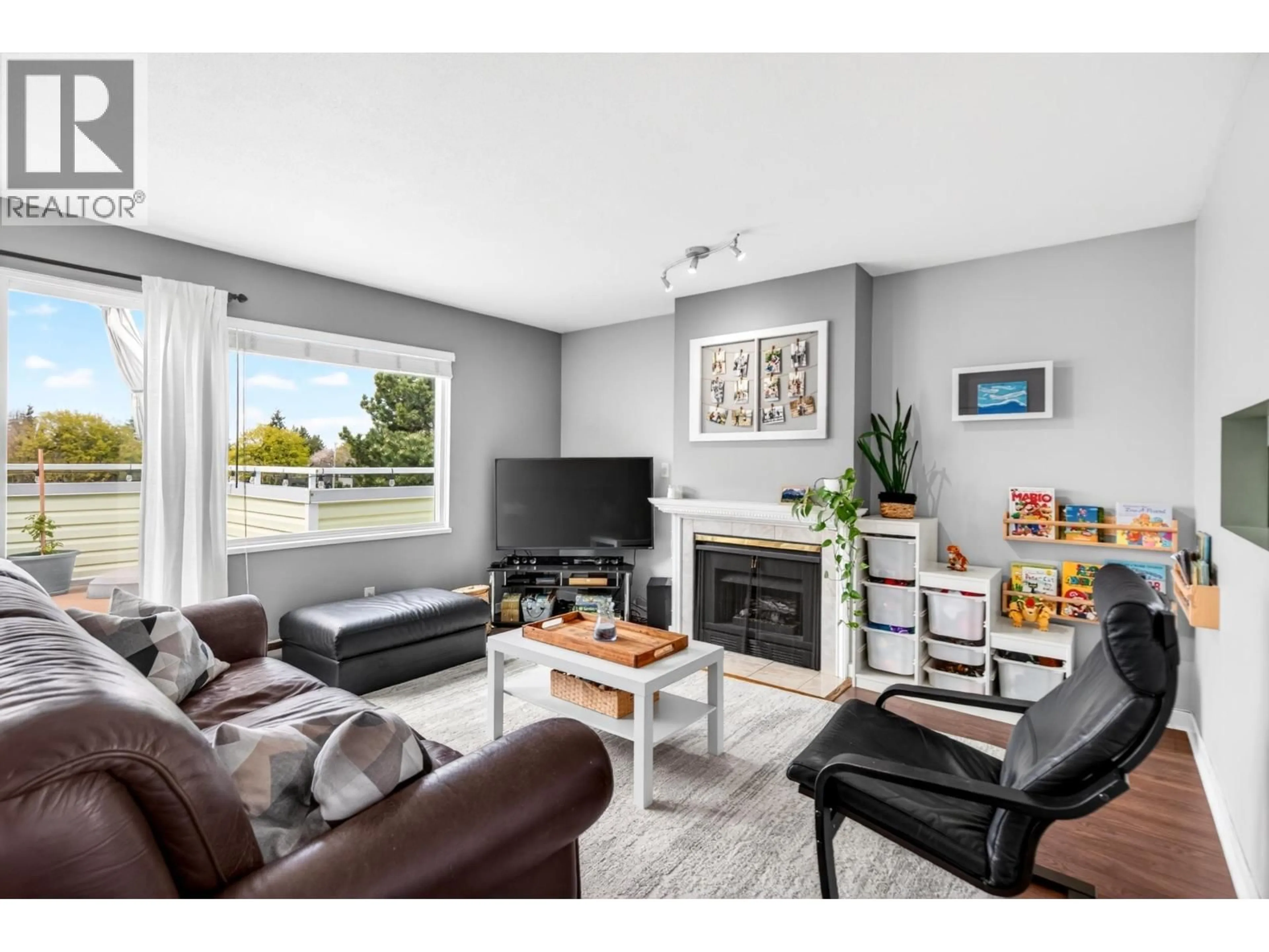 Living room with furniture, unknown for 19 - 5661 LADNER TRUNK ROAD, Delta British Columbia V4K1X3