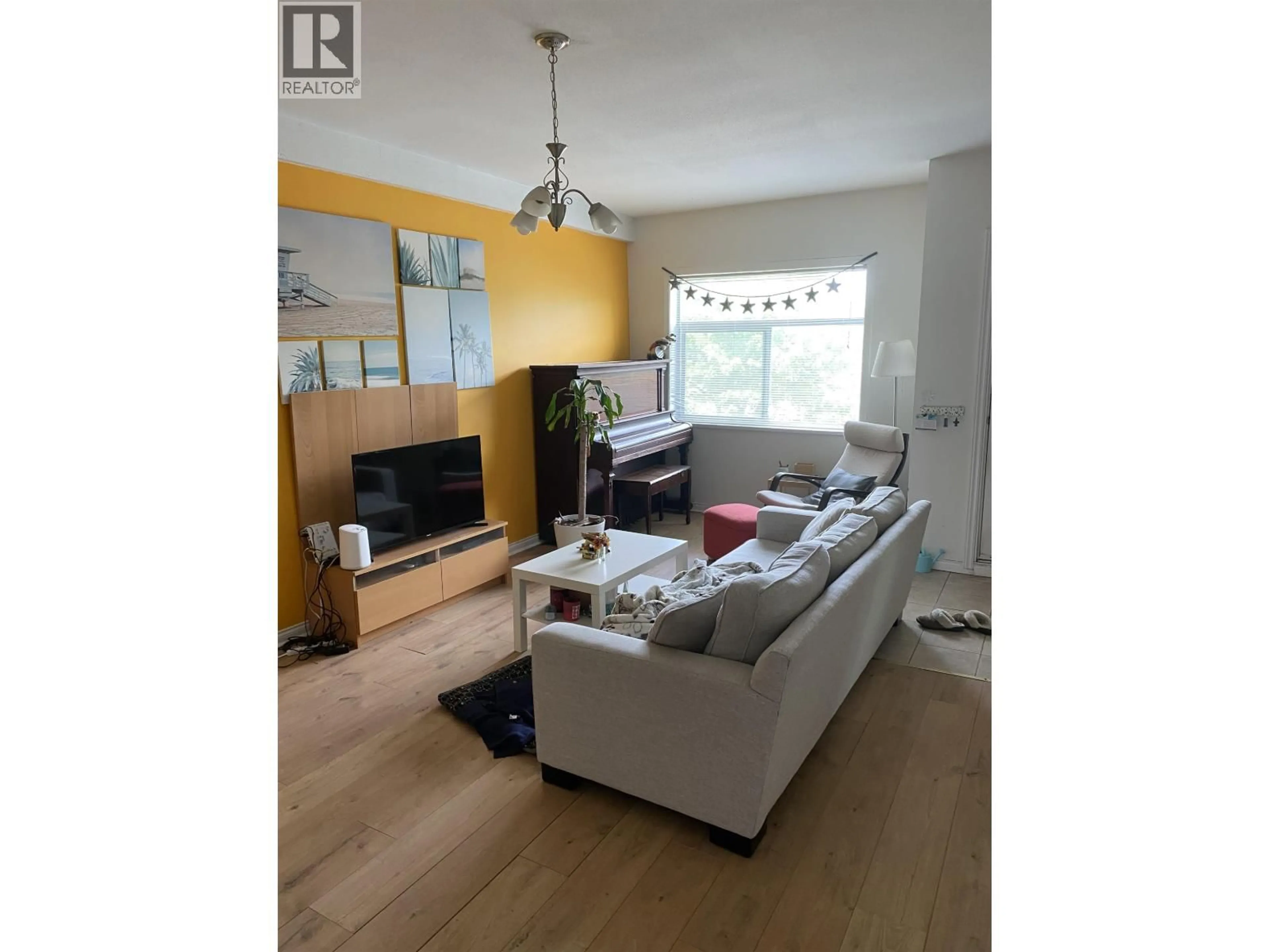 Living room with furniture, wood/laminate floor for 2758 HORLEY STREET, Vancouver British Columbia V5R4R8
