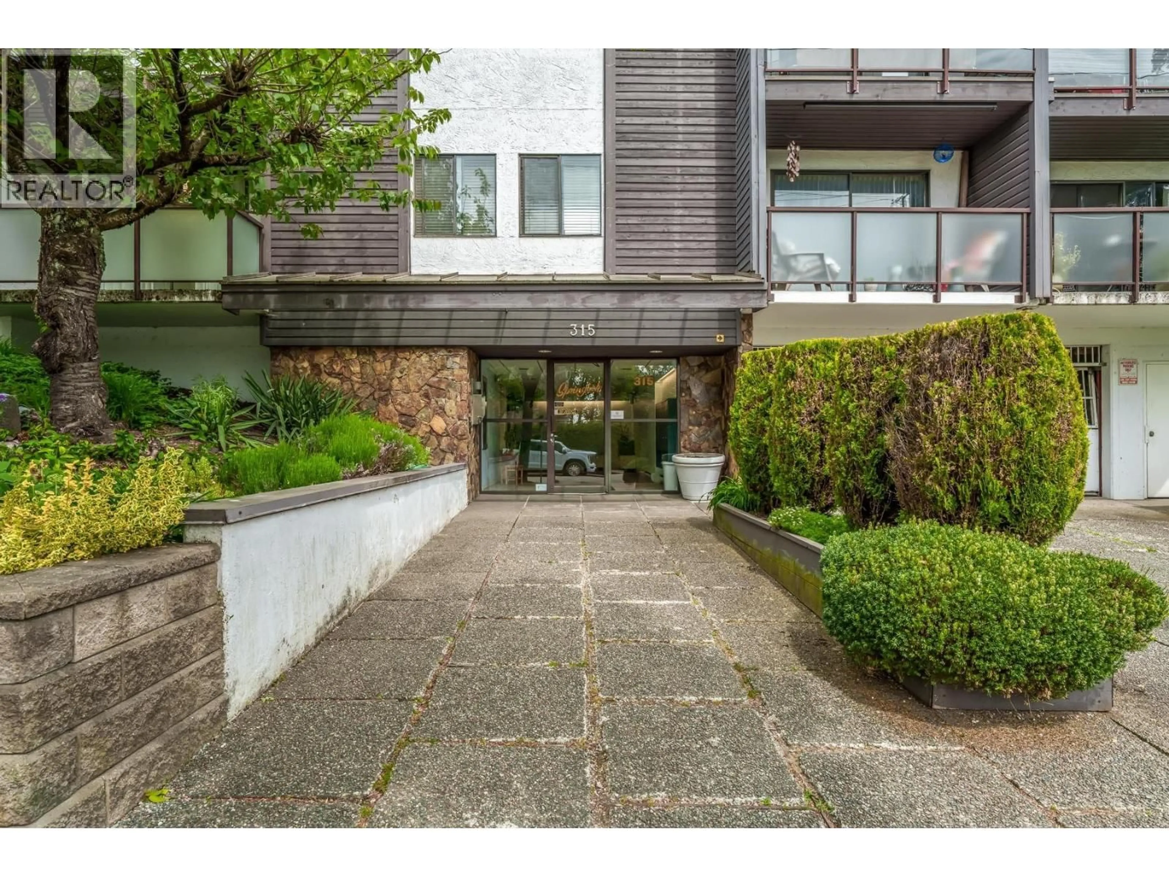Indoor foyer for 301 - 315 TENTH STREET, New Westminster British Columbia V3M3Y2
