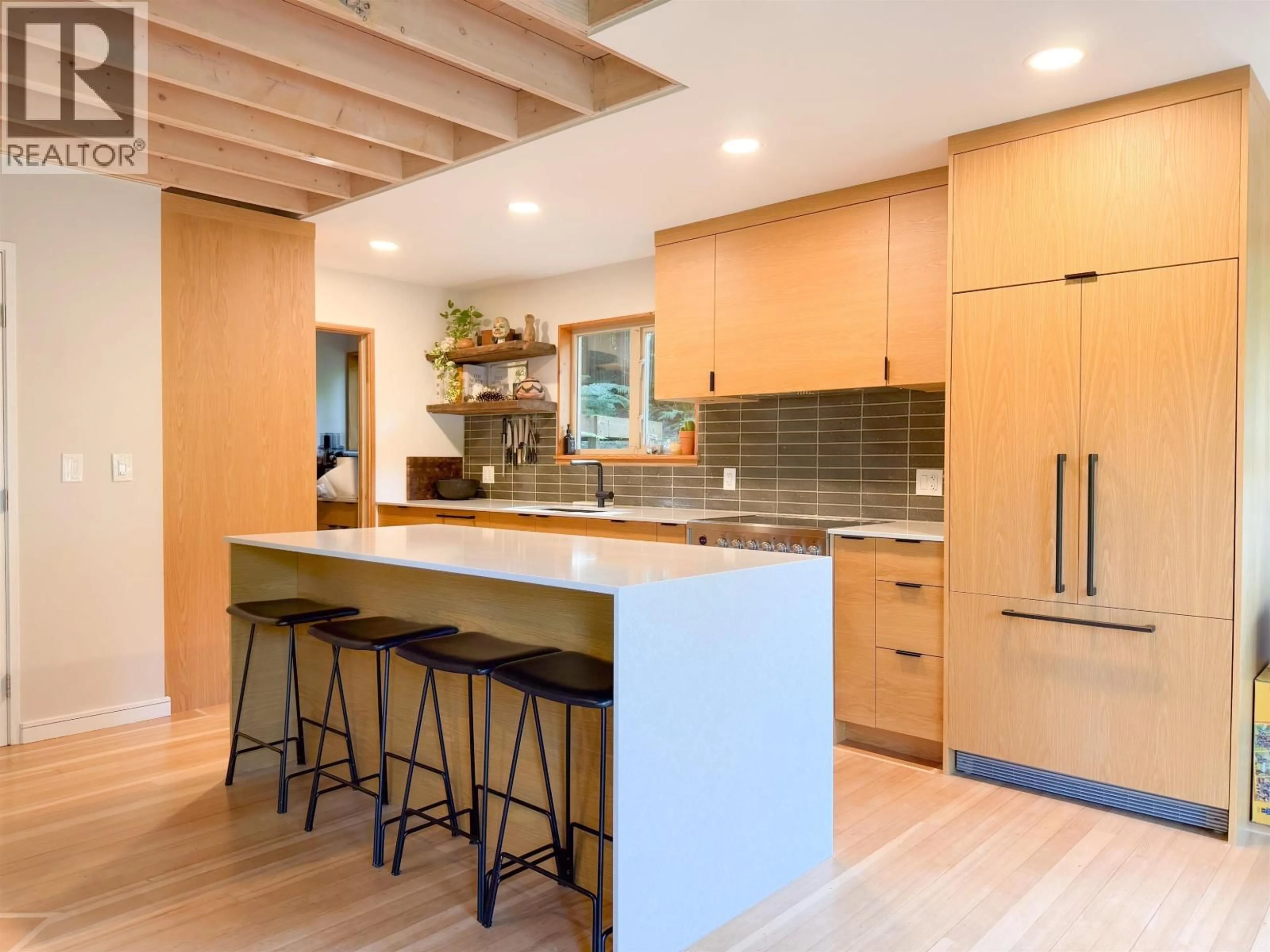 Contemporary kitchen, unknown for 901 WINDJAMMER ROAD, Bowen Island British Columbia V0N1G2