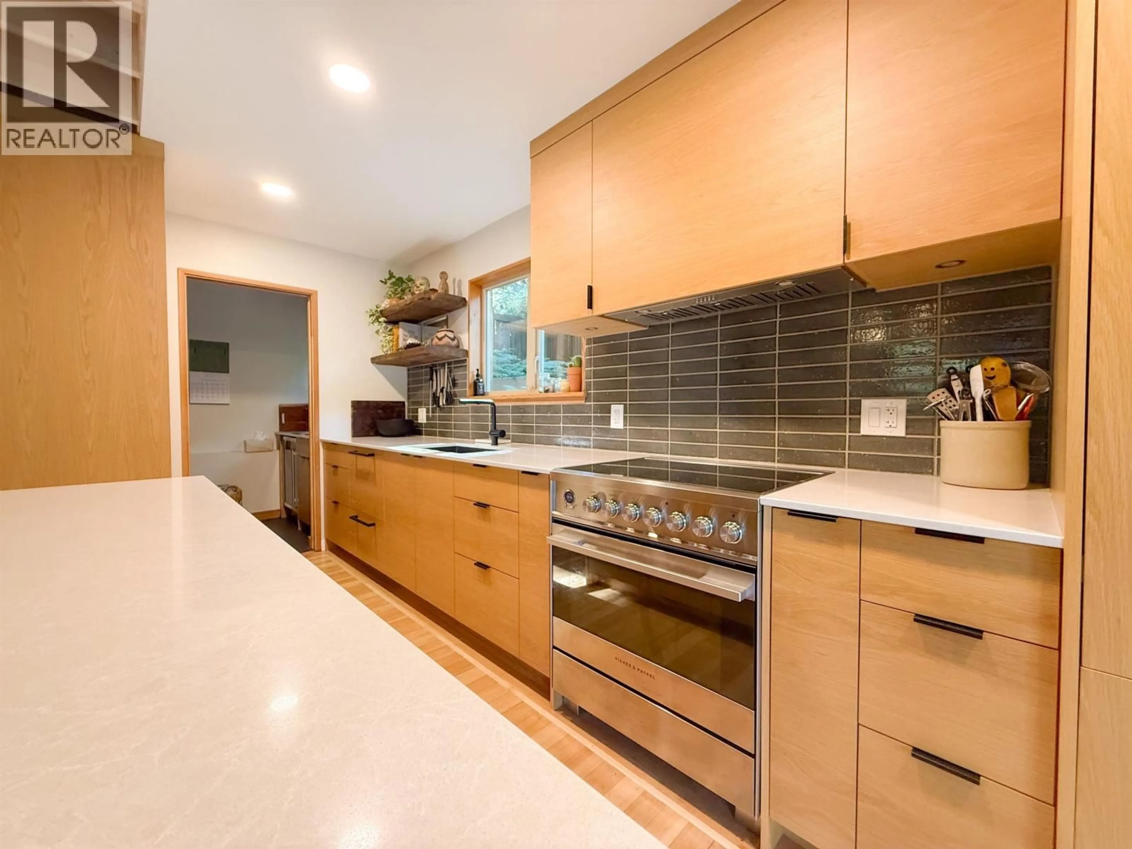Contemporary kitchen, unknown for 901 WINDJAMMER ROAD, Bowen Island British Columbia V0N1G2