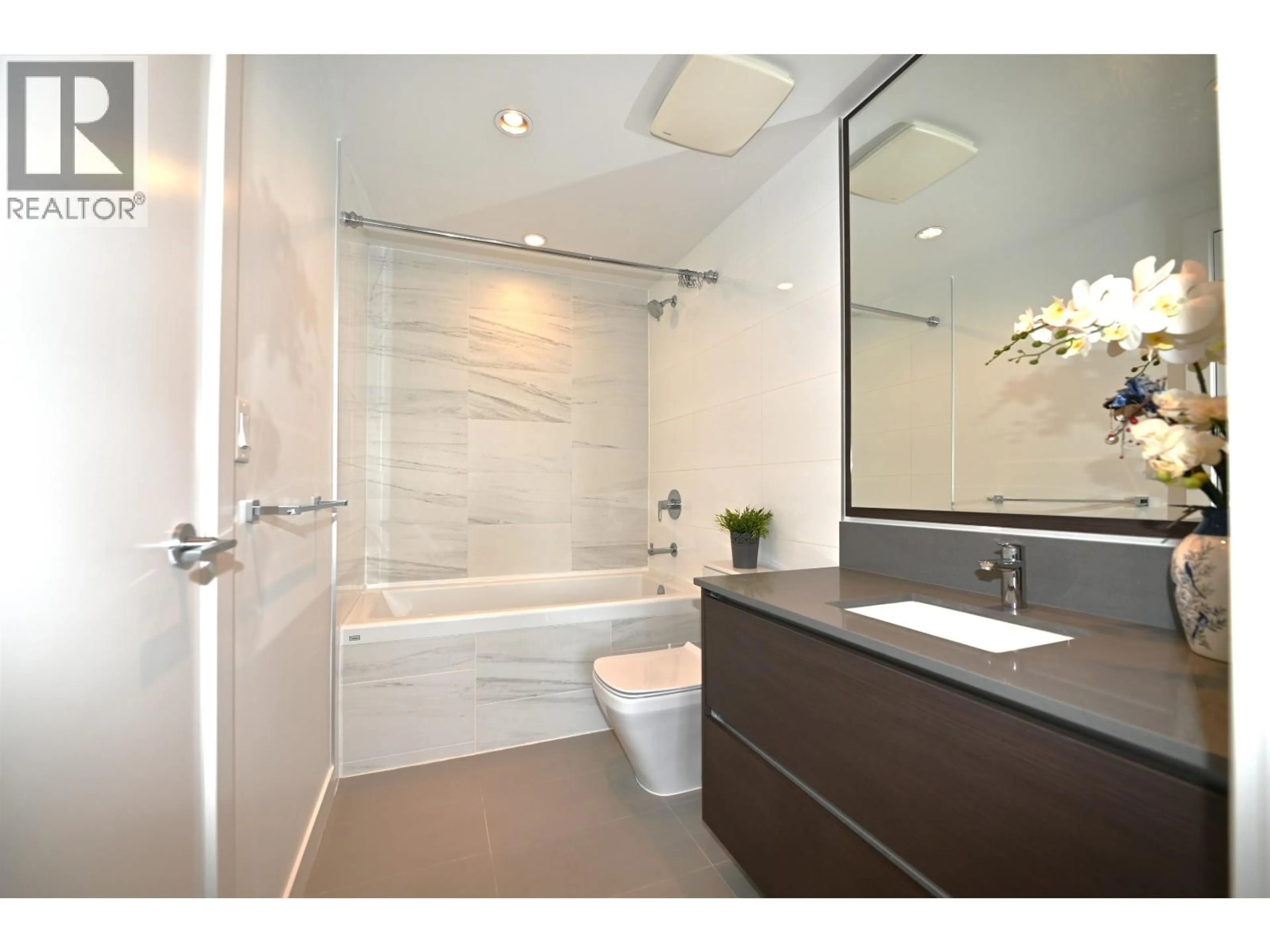 Contemporary bathroom, ceramic/tile floor for 2703 - 6098 STATION STREET, Burnaby British Columbia V5H0H4