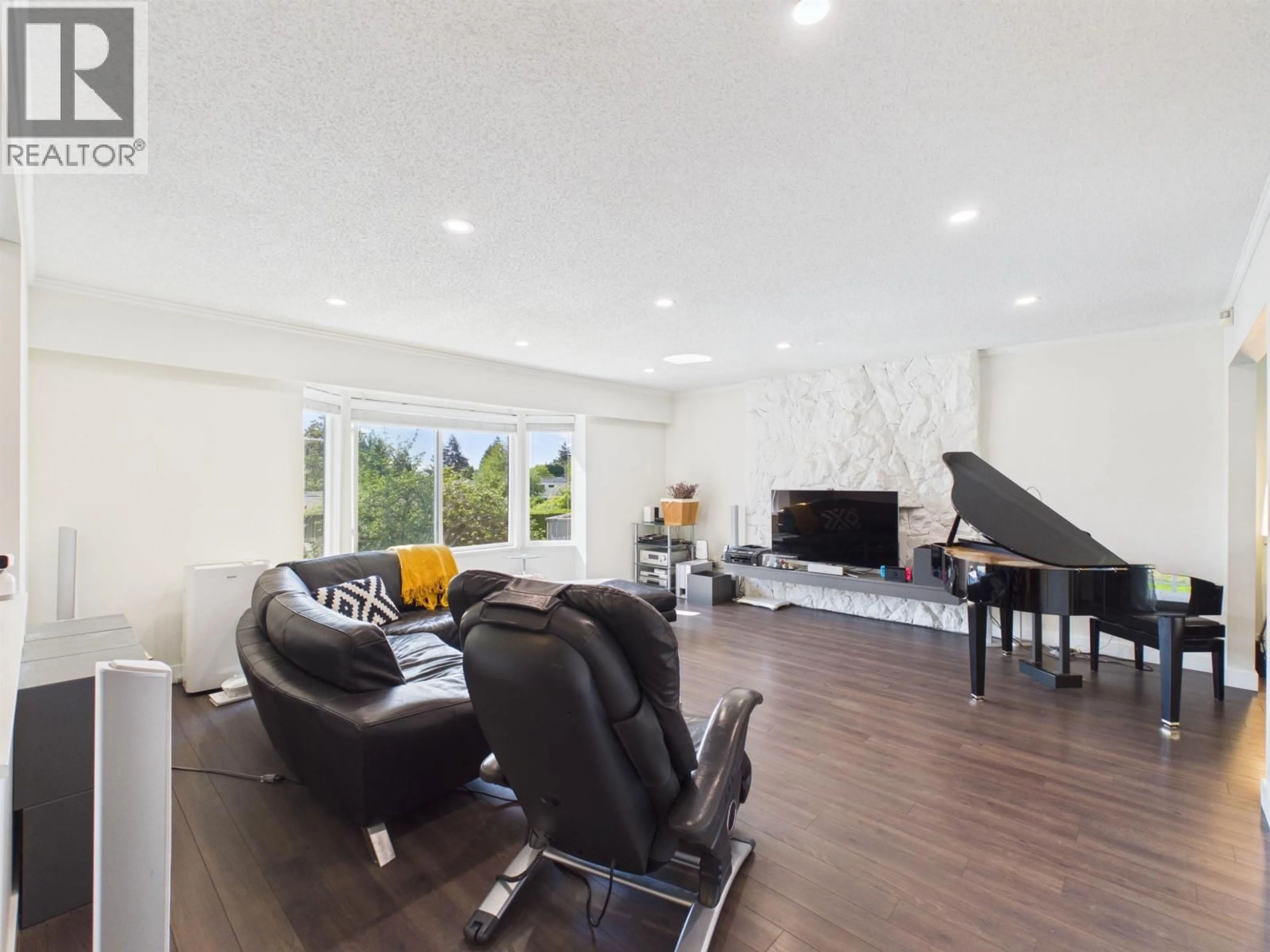 Living room with furniture, unknown for 1108 MARSDEN COURT, Burnaby British Columbia V5A3N3