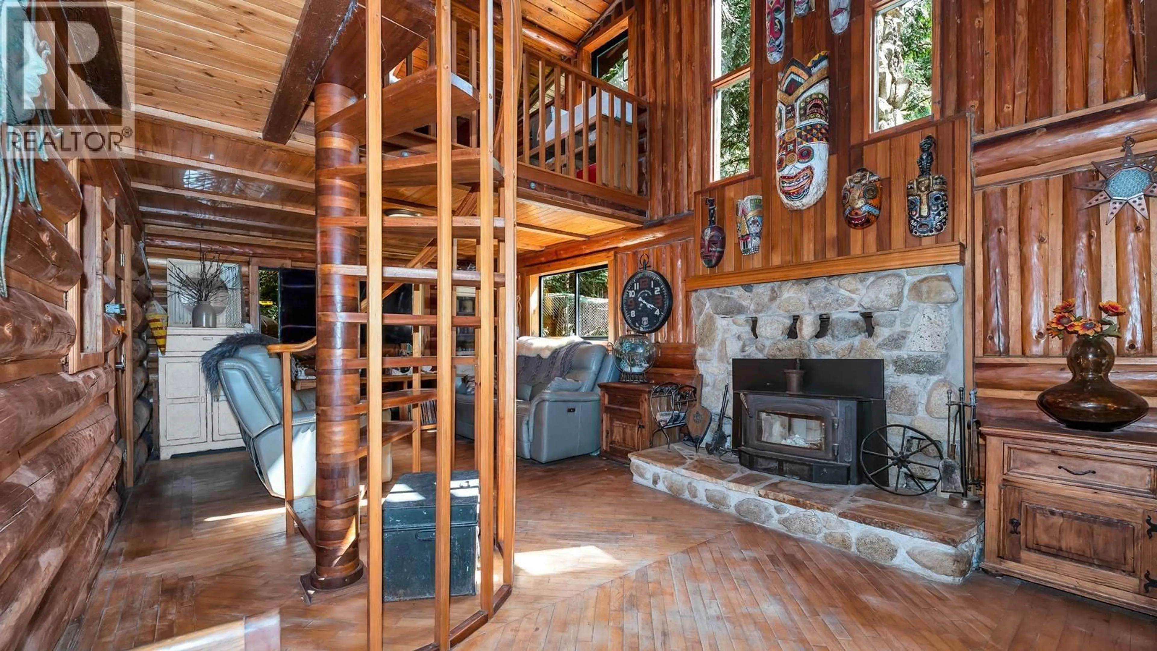 Indoor foyer for 604 WAUGH ROAD, Mayne Island British Columbia V0N2J1