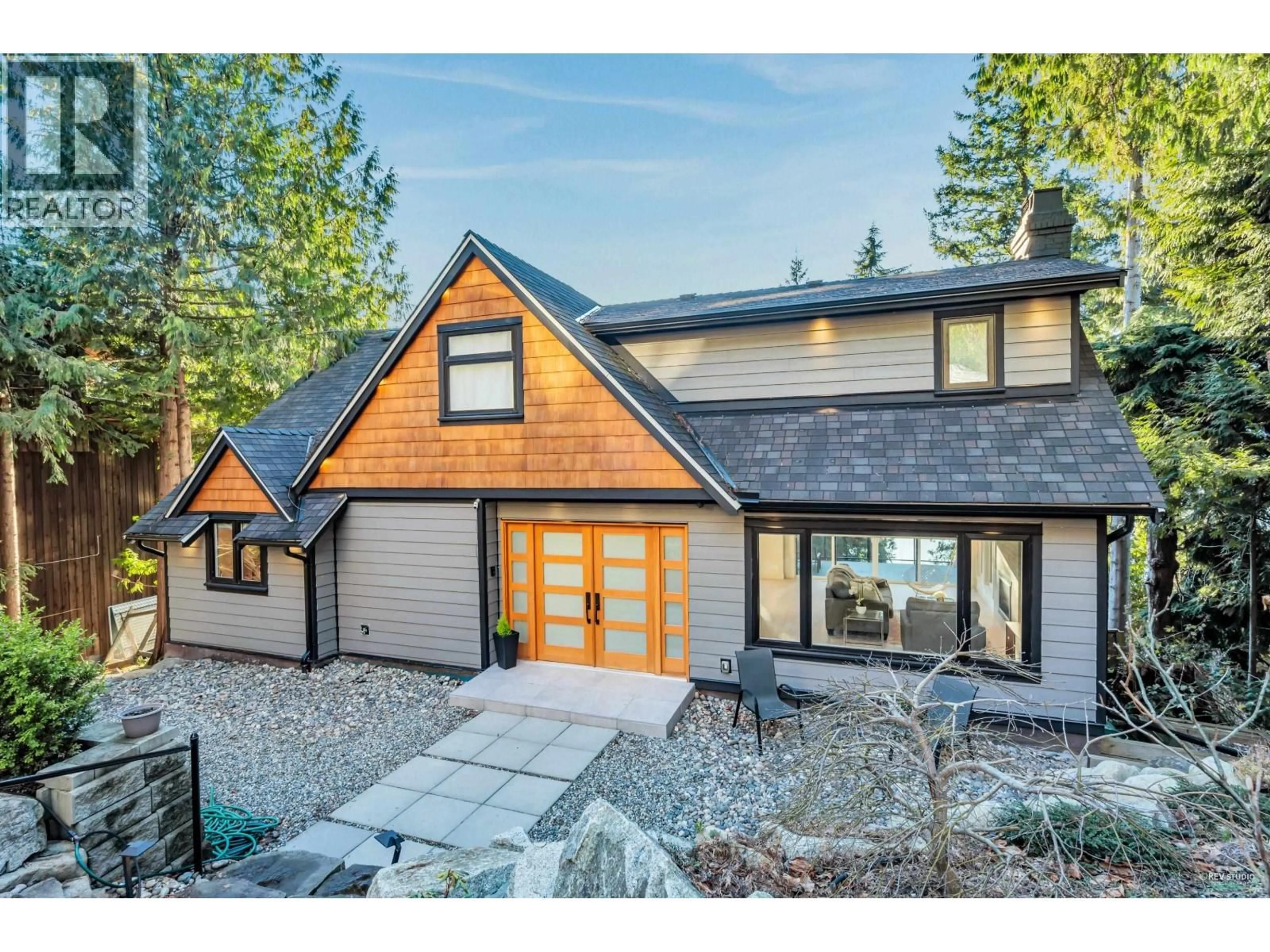 Home with vinyl exterior material, mountain view for 130 OCEANVIEW PLACE, Lions Bay British Columbia V0N2E0
