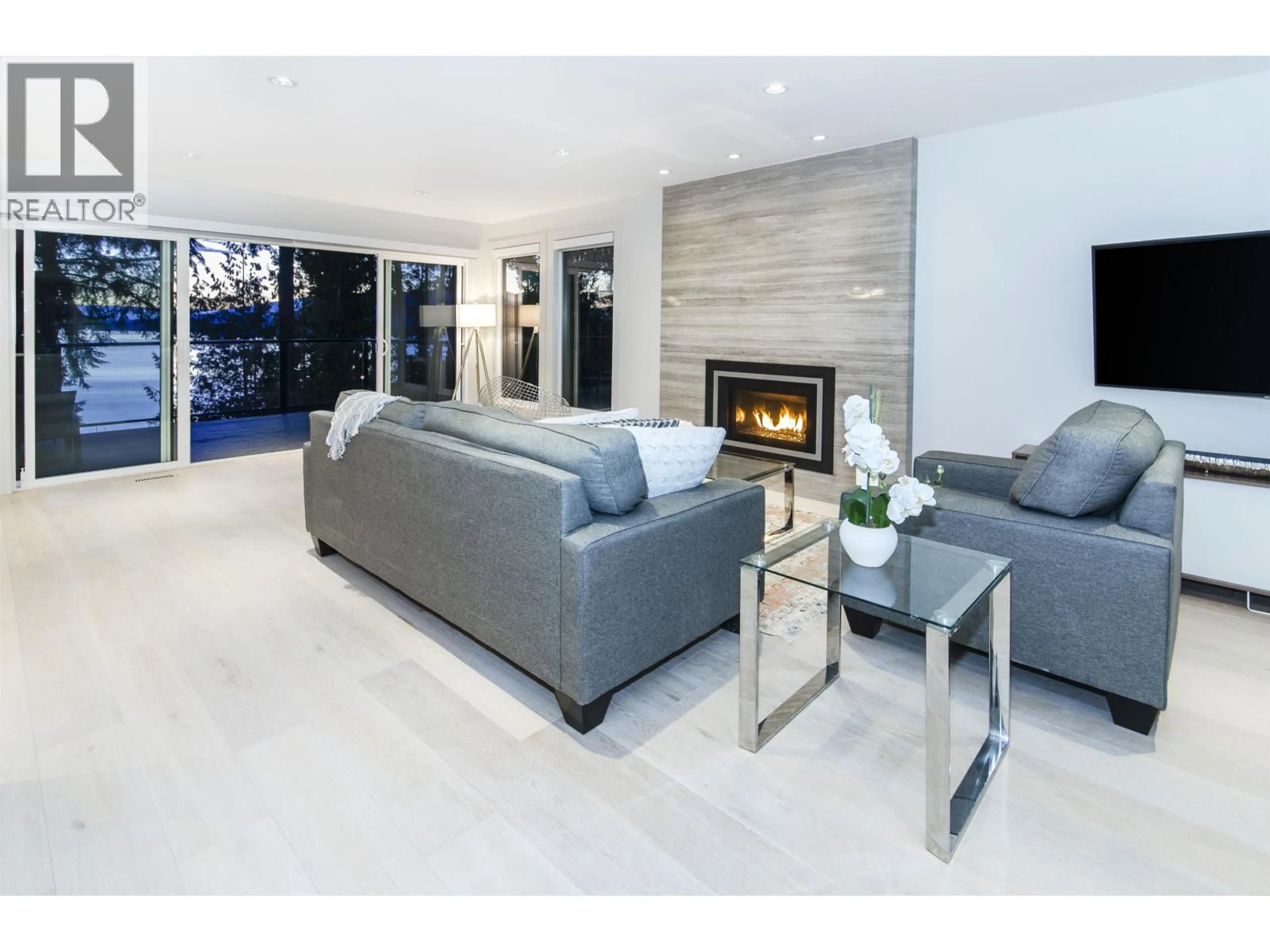 Living room with furniture, unknown for 130 OCEANVIEW PLACE, Lions Bay British Columbia V0N2E0