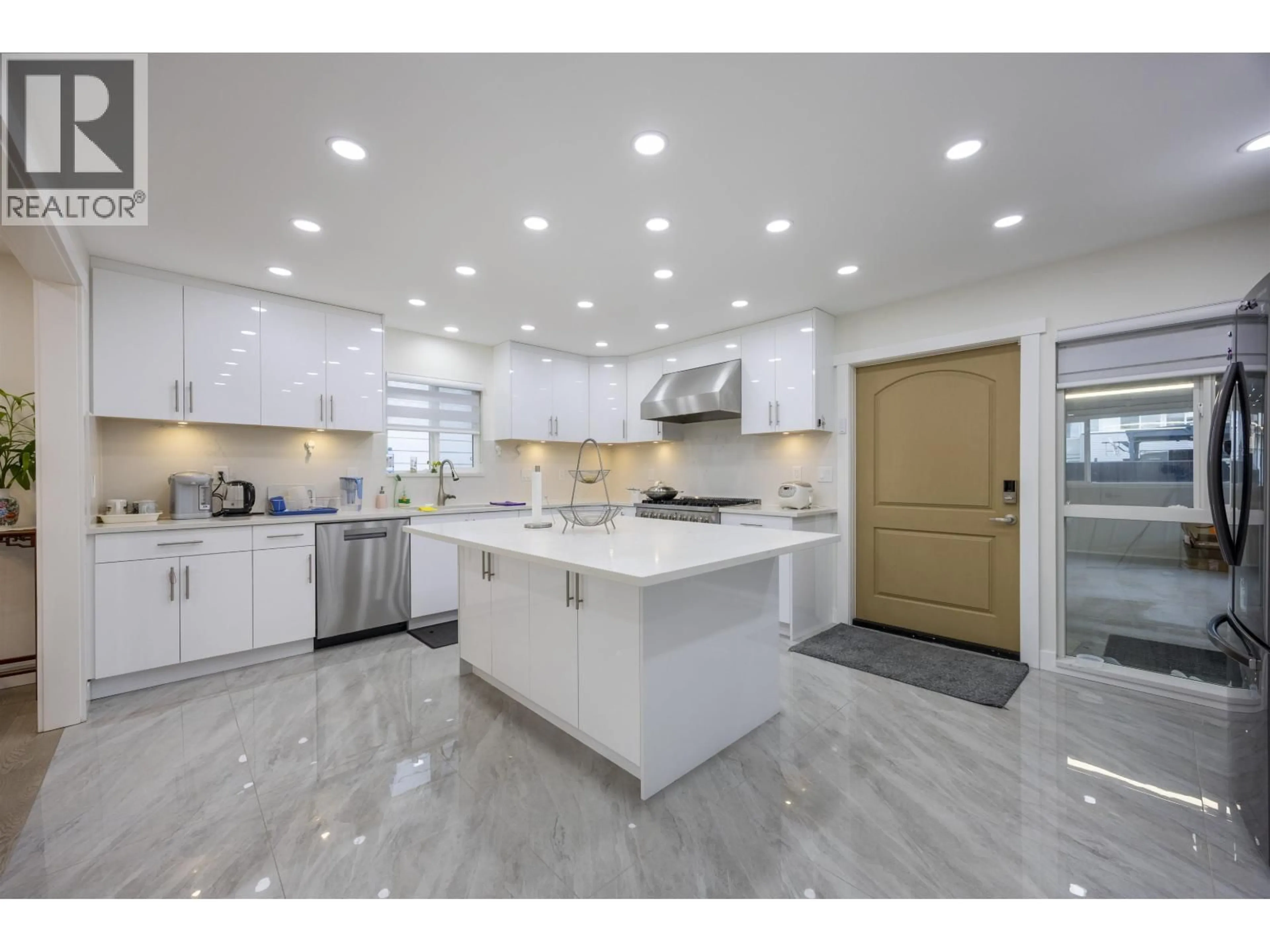 Open concept kitchen, ceramic/tile floor for 3881 NAPIER STREET, Burnaby British Columbia V5C3E6