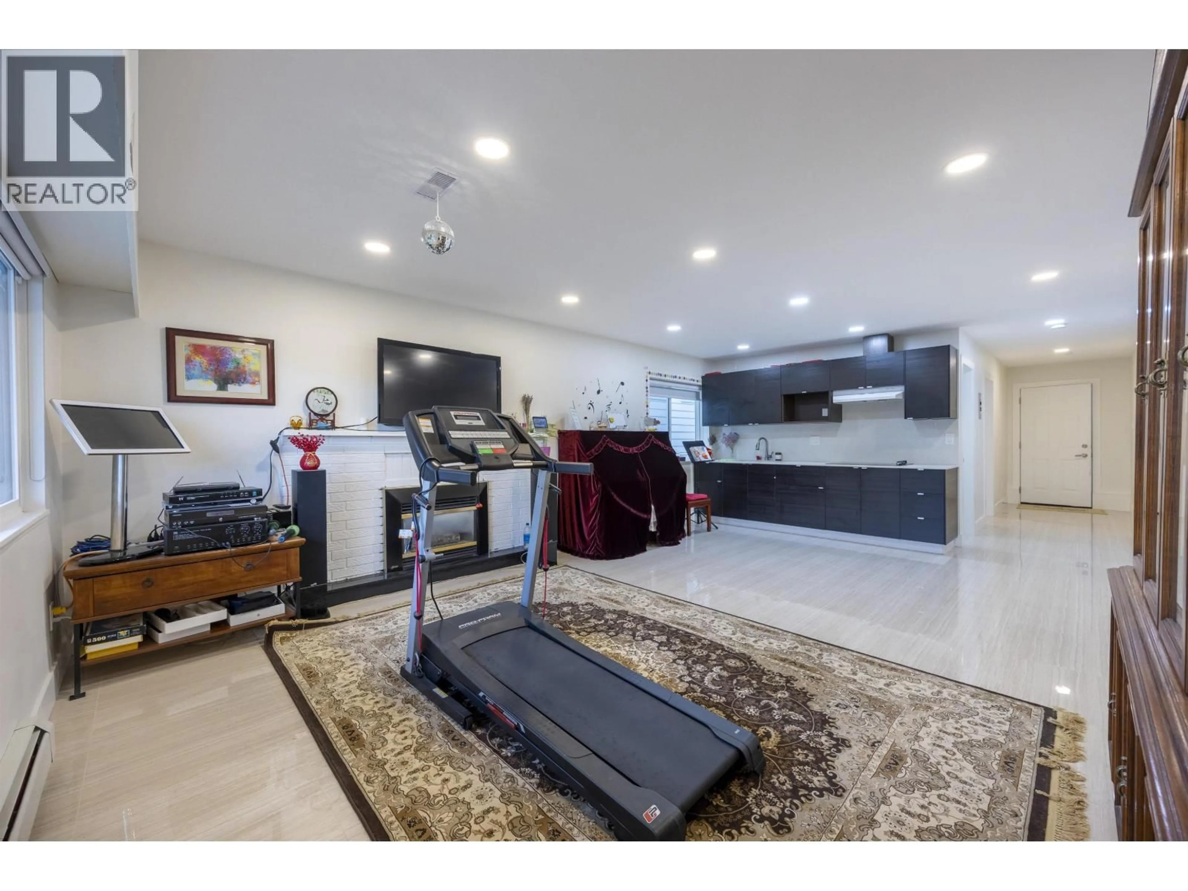 Lobby for 3881 NAPIER STREET, Burnaby British Columbia V5C3E6