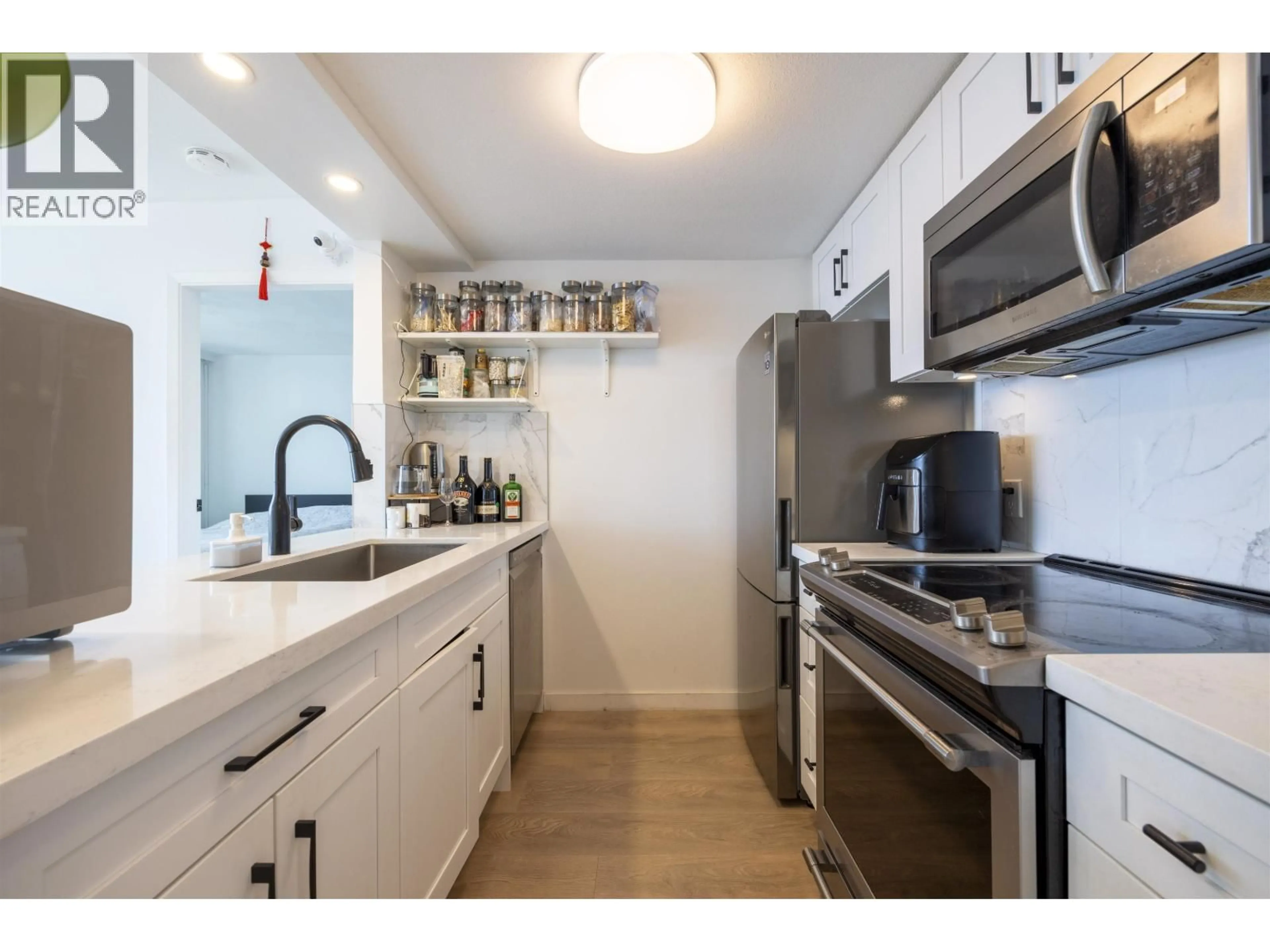 Standard kitchen, ceramic/tile floor for 2508 - 438 SEYMOUR STREET, Vancouver British Columbia V6B6H4