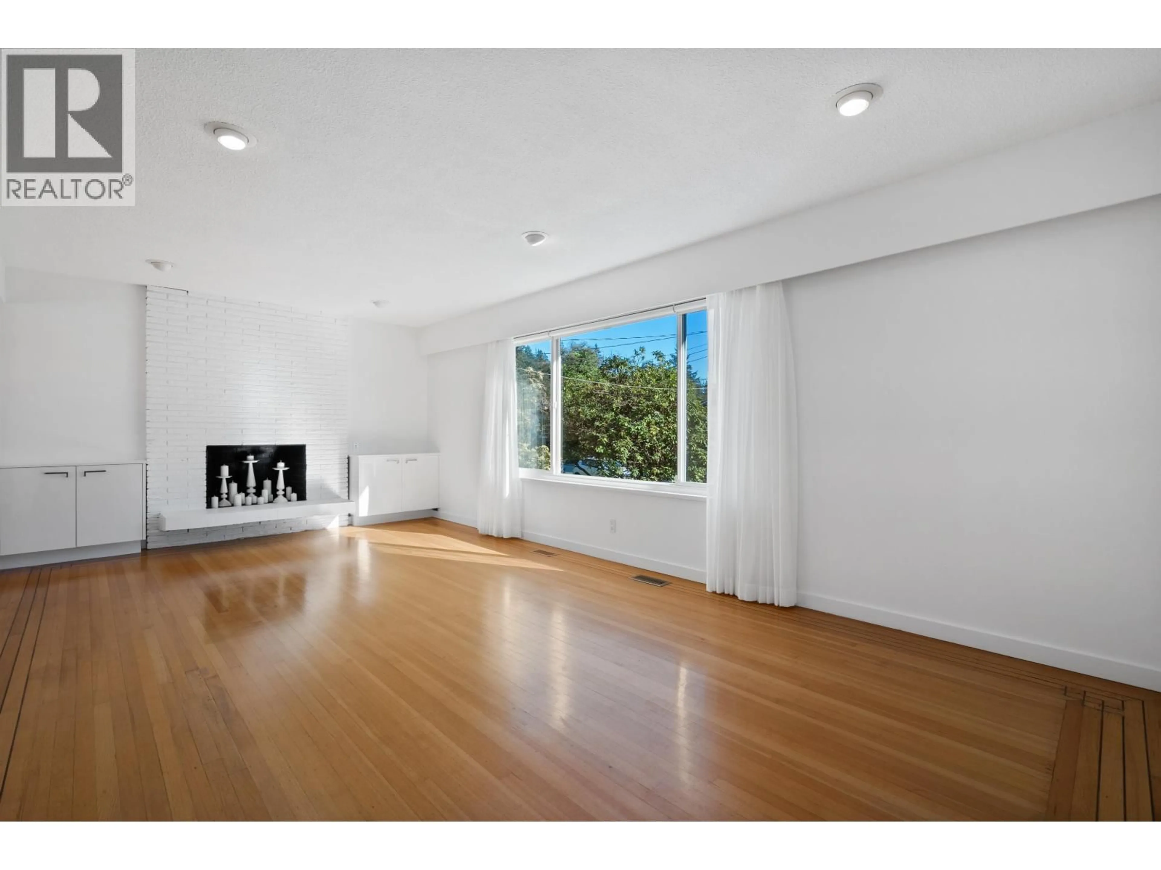A pic of a room for 2039 COMPTON COURT, Coquitlam British Columbia V3J2K9