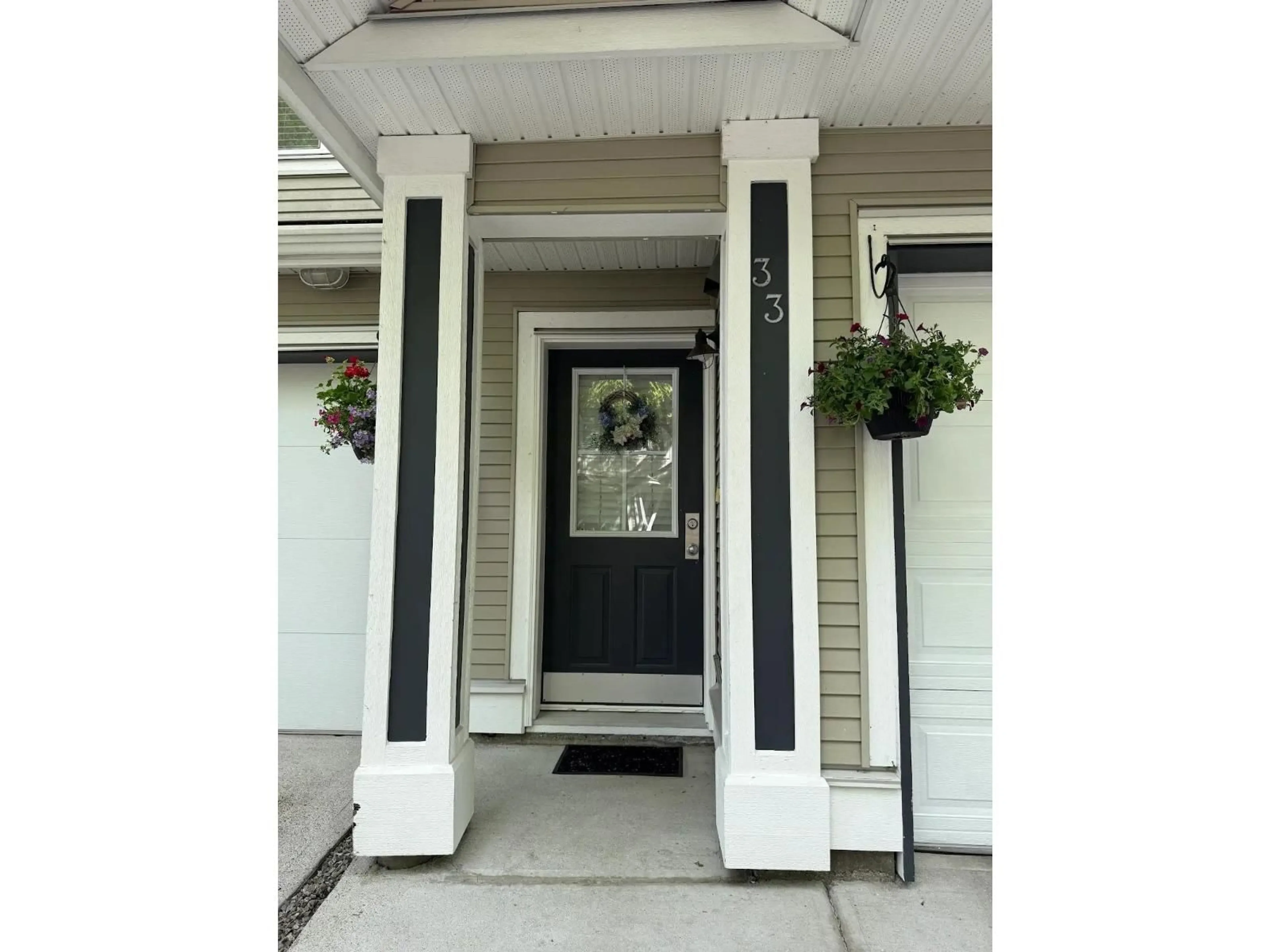Indoor entryway for 33 - 20460 66 AVENUE, Langley British Columbia V2Y3B6