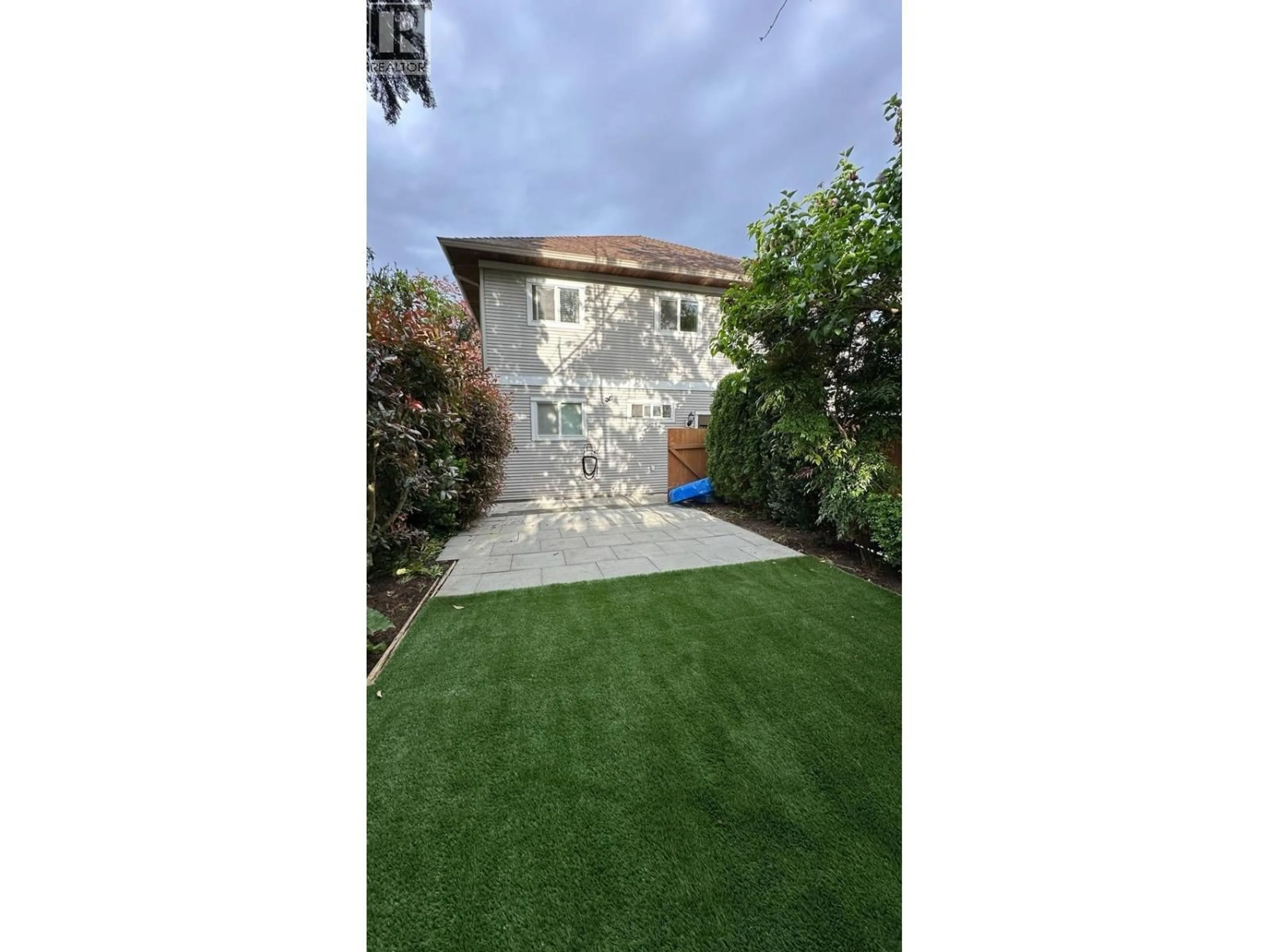 A pic from outside/outdoor area/front of a property/back of a property/a pic from drone, street for 421 KELLY STREET, New Westminster British Columbia V3L3T7